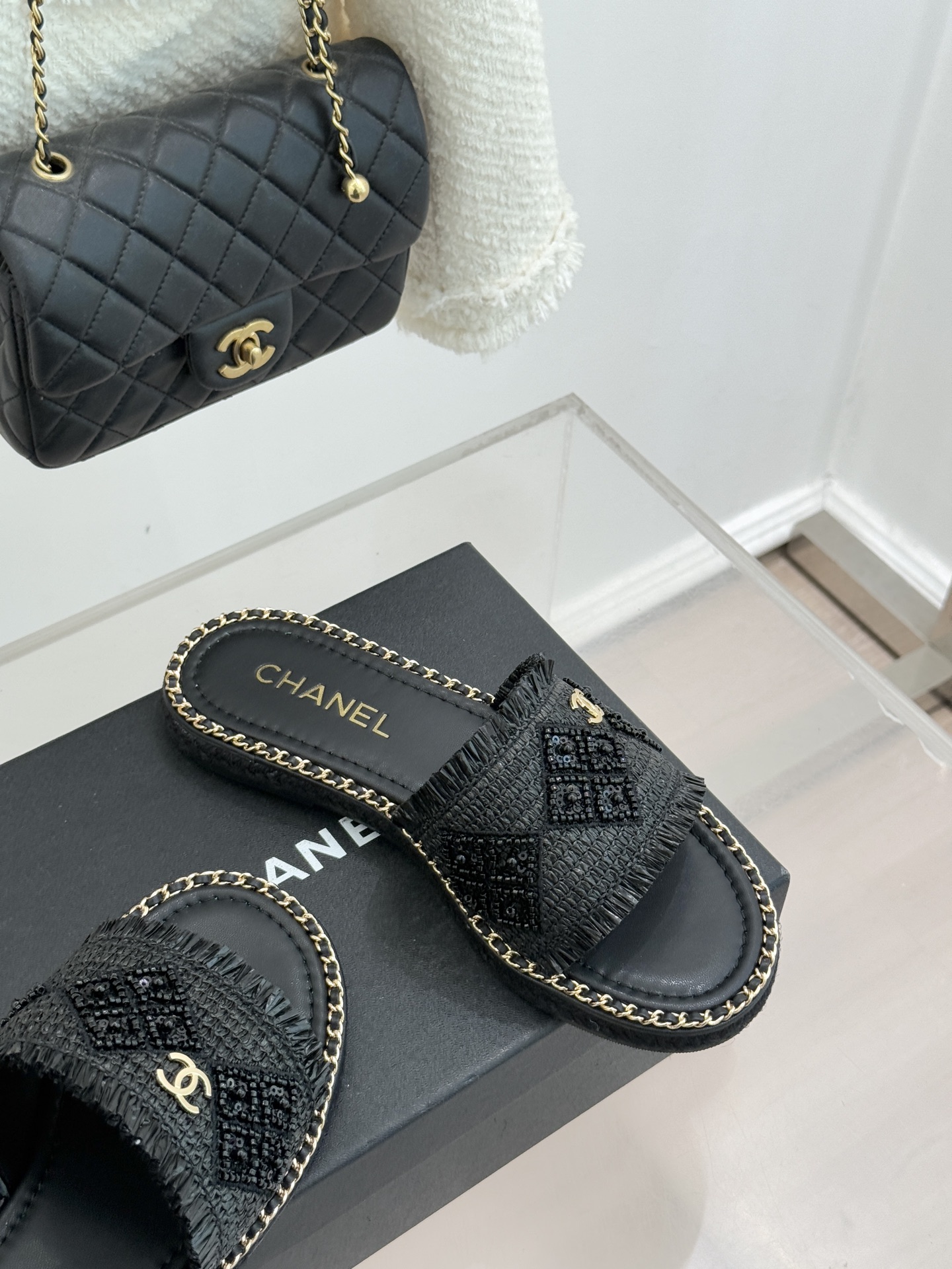 CHANE* ｜小香26P春夏新品水钻珍珠编织双C平底拖鞋当双C标志遇上水钻珍珠与编织元素这双拖鞋就是行