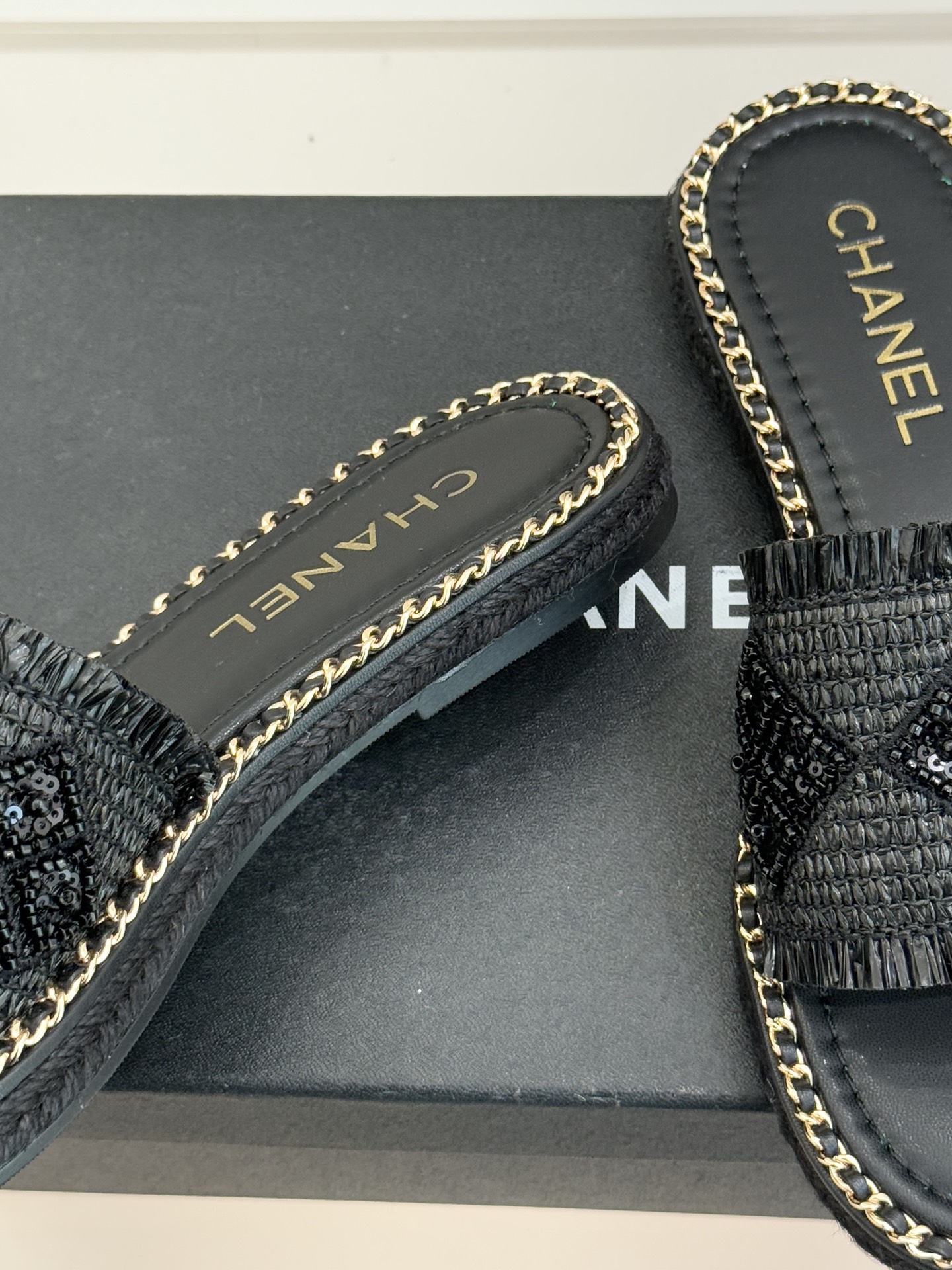 CHANE* ｜小香26P春夏新品水钻珍珠编织双C平底拖鞋当双C标志遇上水钻珍珠与编织元素这双拖鞋就是行
