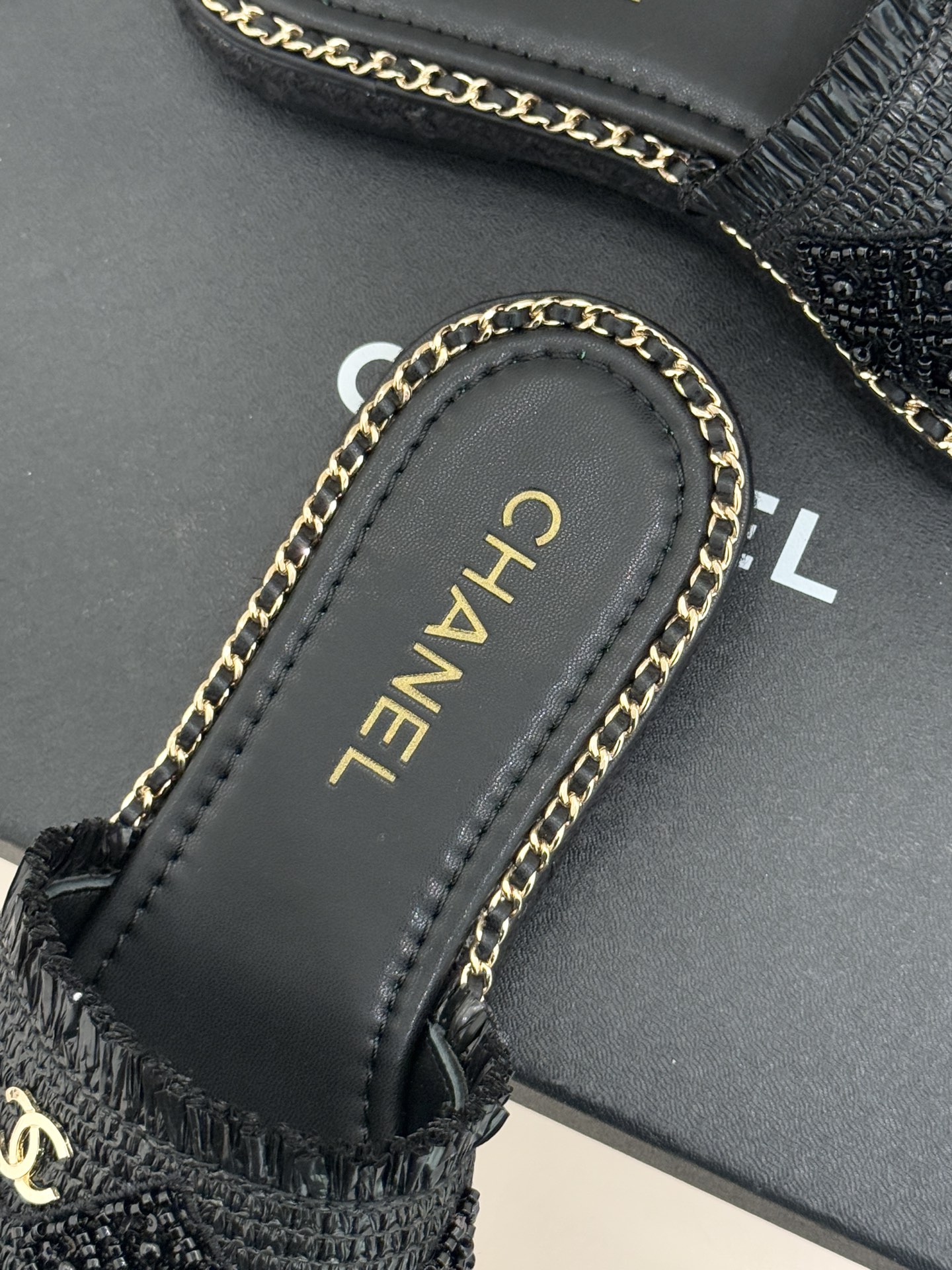 CHANE* ｜小香26P春夏新品水钻珍珠编织双C平底拖鞋当双C标志遇上水钻珍珠与编织元素这双拖鞋就是行