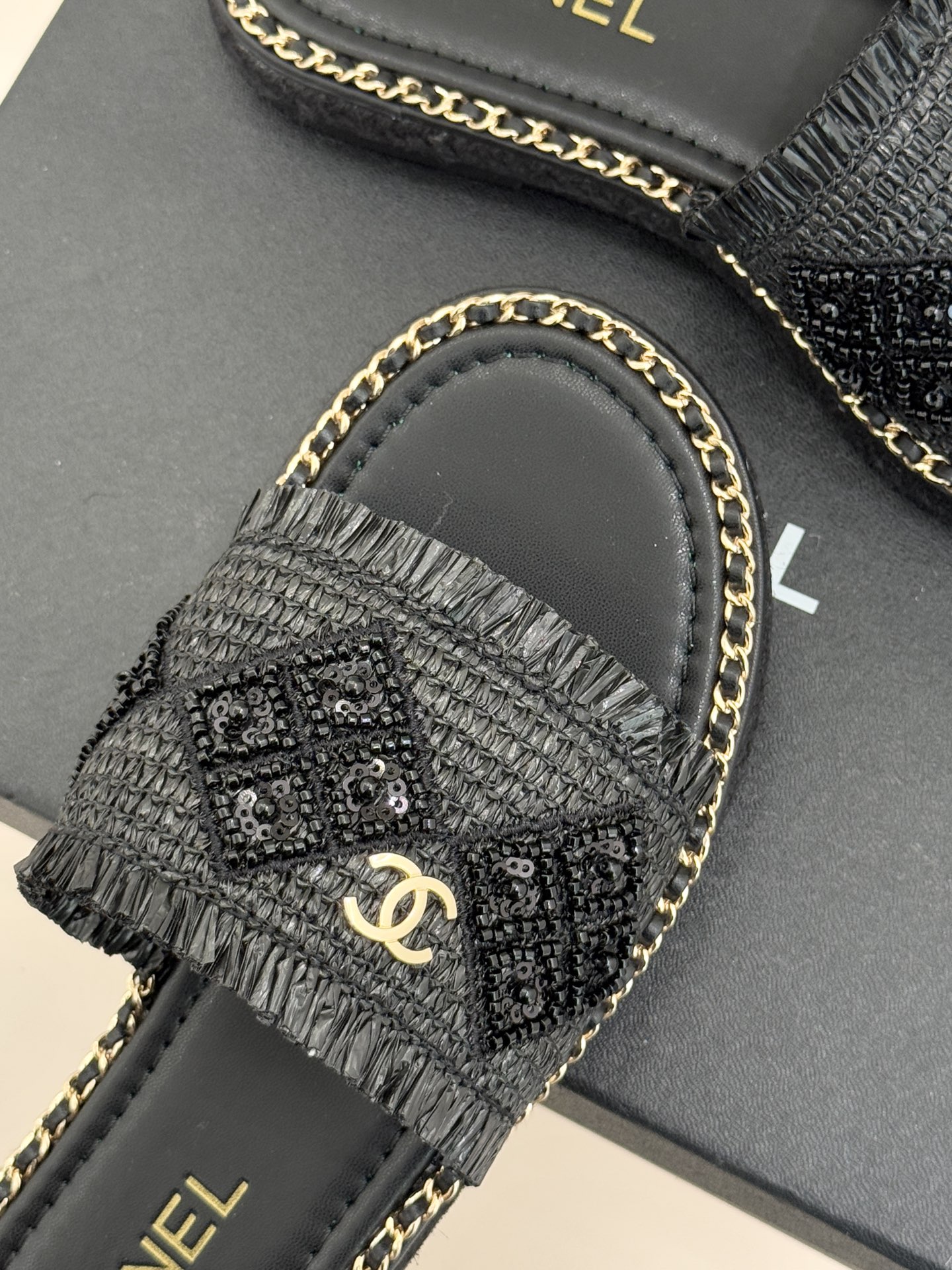 CHANE* ｜小香26P春夏新品水钻珍珠编织双C平底拖鞋当双C标志遇上水钻珍珠与编织元素这双拖鞋就是行