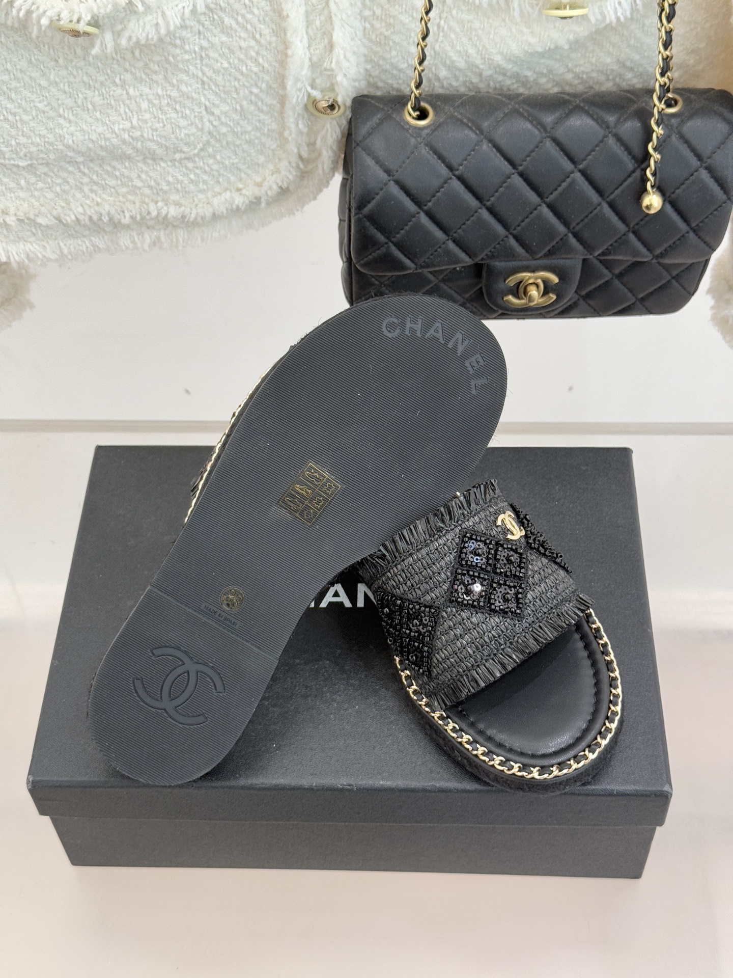CHANE* ｜小香26P春夏新品水钻珍珠编织双C平底拖鞋当双C标志遇上水钻珍珠与编织元素这双拖鞋就是行