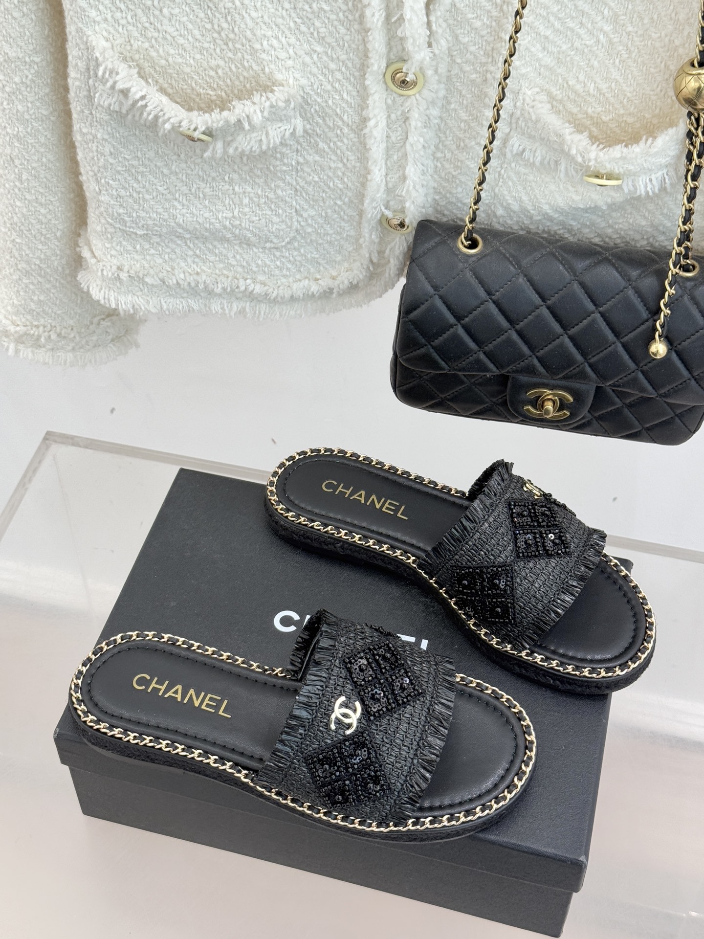 CHANE* ｜小香26P春夏新品水钻珍珠编织双C平底拖鞋当双C标志遇上水钻珍珠与编织元素这双拖鞋就是行