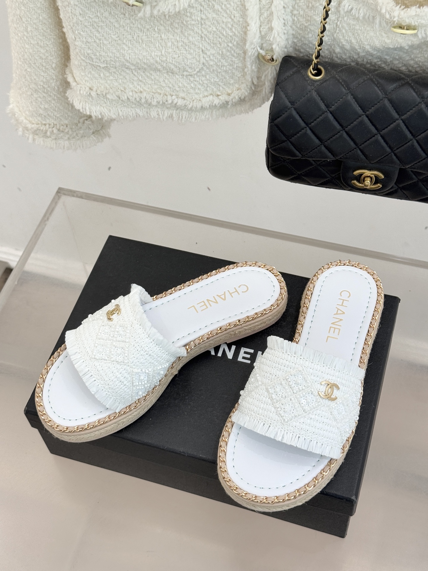 CHANE* ｜小香26P春夏新品水钻珍珠编织双C平底拖鞋当双C标志遇上水钻珍珠与编织元素这双拖鞋就是行