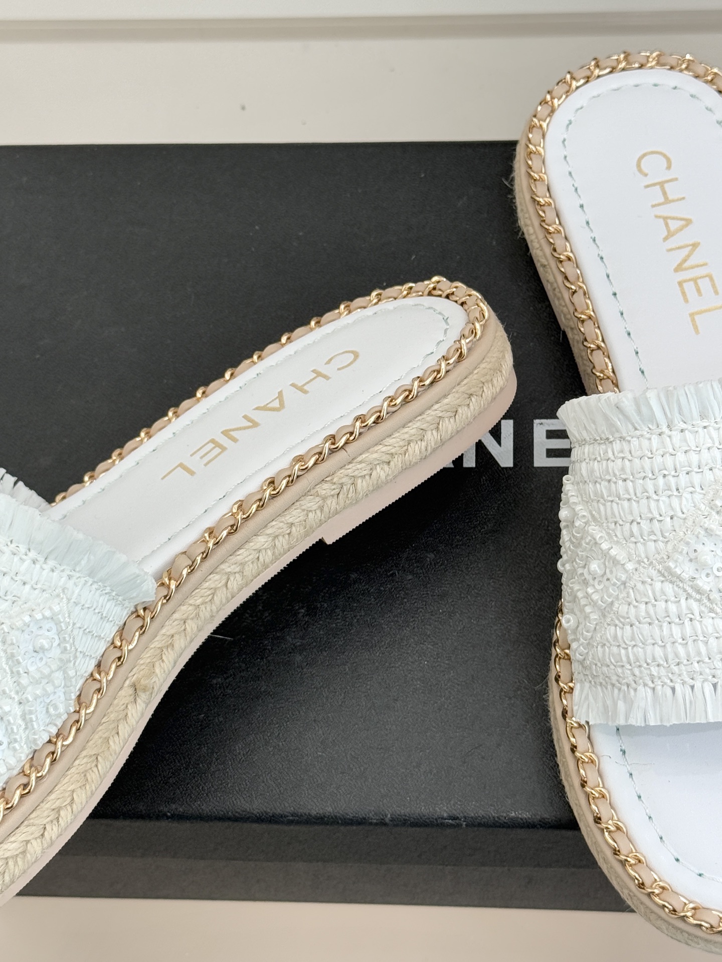 CHANE* ｜小香26P春夏新品水钻珍珠编织双C平底拖鞋当双C标志遇上水钻珍珠与编织元素这双拖鞋就是行