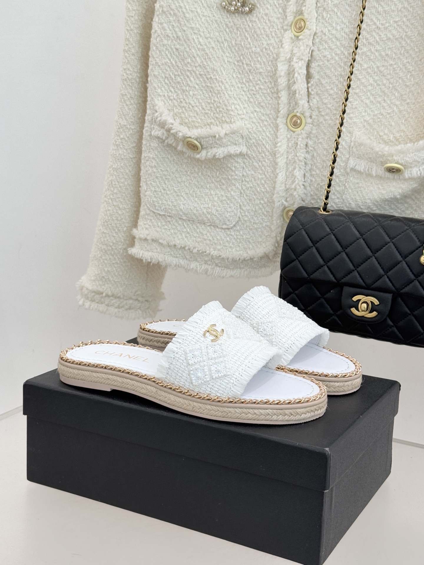 NO:726317,Hemp rope bottom CHANE* | Xiaoxiang 26P new spring and summer product rhinestone and pearl woven double C flat slippers. When the double C logo meets rhinestone pearls and woven elements, this pair of slippers is the high-end romance of walking!  The delicate woven upper flows like moonlight, and even stepping on the floor feels like stepping on a red carpet. The flat design allows you to step on 'clouds' while shopping. Paired with a satin nightgown, it is the style of a lady at home. Paired with denim shorts, it brings French laziness to the street. Who can refuse to let silk and diamonds pamper their feet at the same time?  The fabric is made of original customized material. The inner pads are all sheepskin. The original molded custom hemp rope + rubber bottom sheet size35-39 (customized 40/41) No. 83920224, slippers, chanel, slippers, skirts, shorts, sheepskin, real silk19860909麻绳底 CHANE* ｜小香26P春夏新品 水钻珍珠编织双C平底拖鞋 当双C标志遇上水钻珍珠与编织元素 这双拖鞋就是行走的高定浪漫！ 细腻编织鞋面如月光流淌 连踩在地板上都像踏过红毯. 平底设计让逛街也能踩着'云朵' 搭配缎面睡裙是居家贵妇范 配牛仔短裤又把法式慵懒穿到街头 谁能拒绝让真丝与钻石同时宠爱双脚呢？ 面料采用原版定制材质 内里垫脚均为羊皮 原版开模定制麻绳＋橡胶底片 size35-39（40/41定制） 编号83920224,拖鞋,chanel,slippers,skirts,shorts,sheepskin,real silk,Women's Shoes