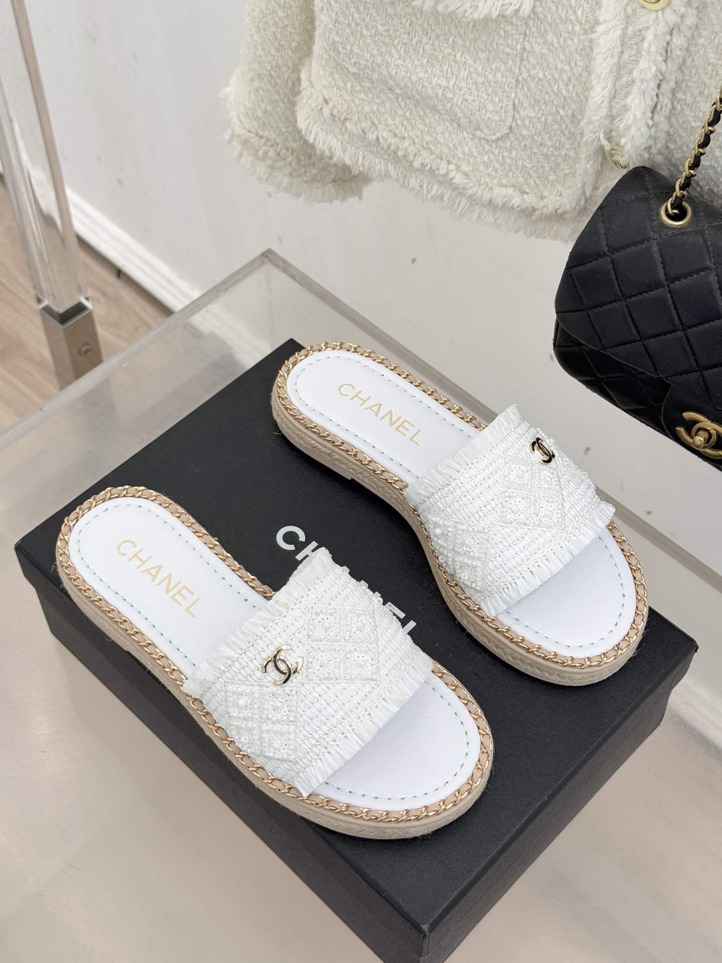 CHANE* ｜小香26P春夏新品水钻珍珠编织双C平底拖鞋当双C标志遇上水钻珍珠与编织元素这双拖鞋就是行