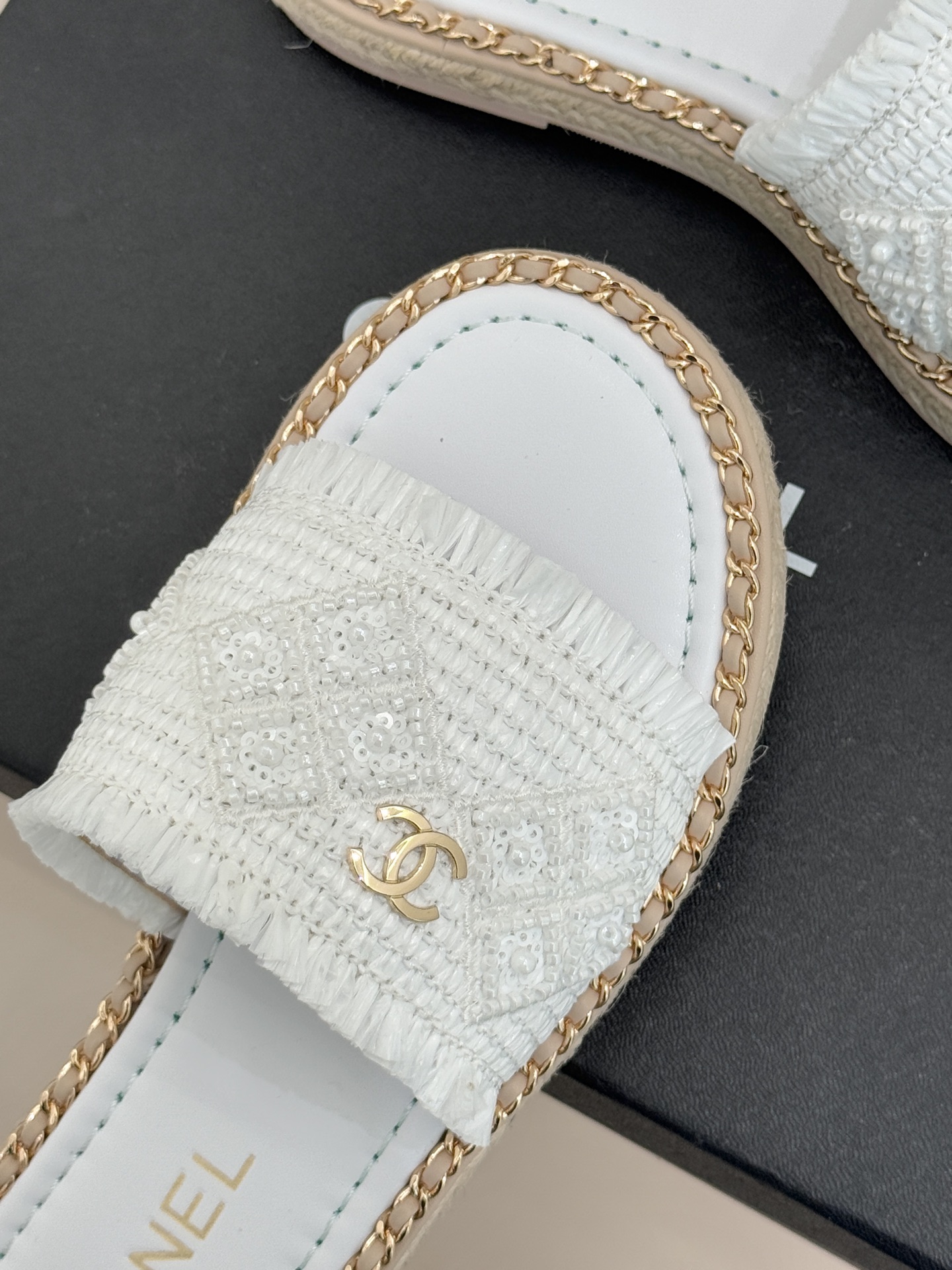 CHANE* ｜小香26P春夏新品水钻珍珠编织双C平底拖鞋当双C标志遇上水钻珍珠与编织元素这双拖鞋就是行