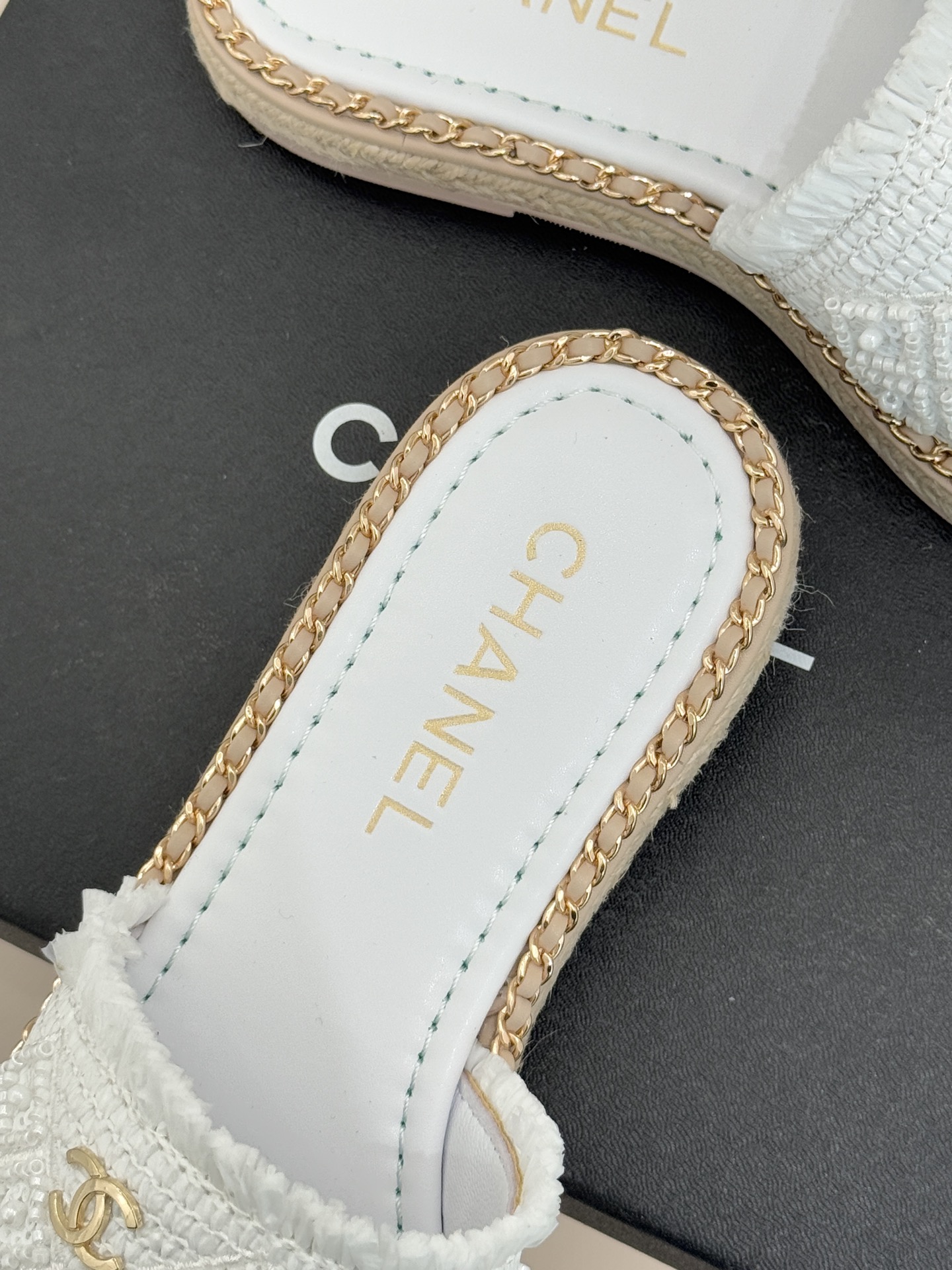 CHANE* ｜小香26P春夏新品水钻珍珠编织双C平底拖鞋当双C标志遇上水钻珍珠与编织元素这双拖鞋就是行