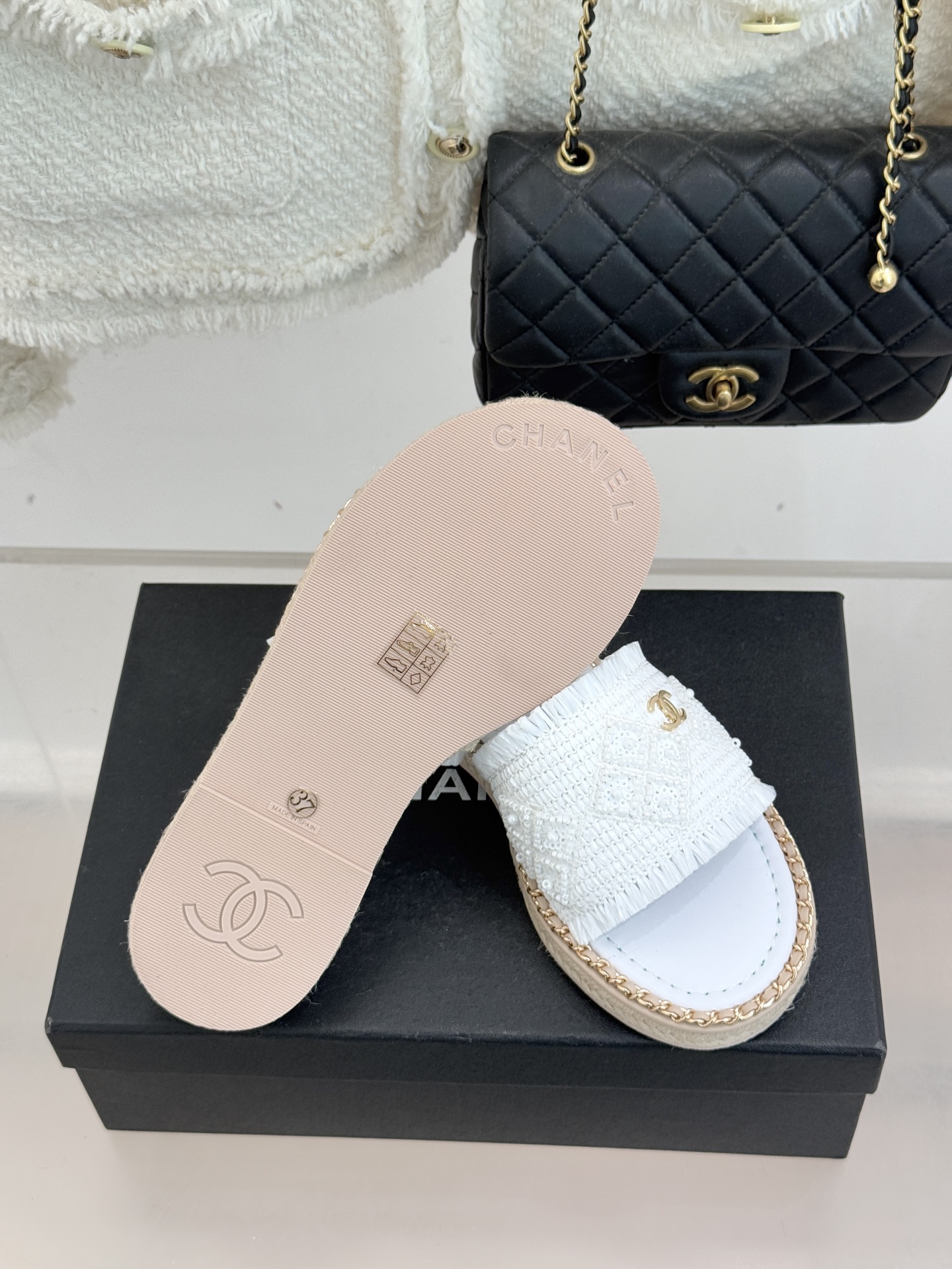 CHANE* ｜小香26P春夏新品水钻珍珠编织双C平底拖鞋当双C标志遇上水钻珍珠与编织元素这双拖鞋就是行