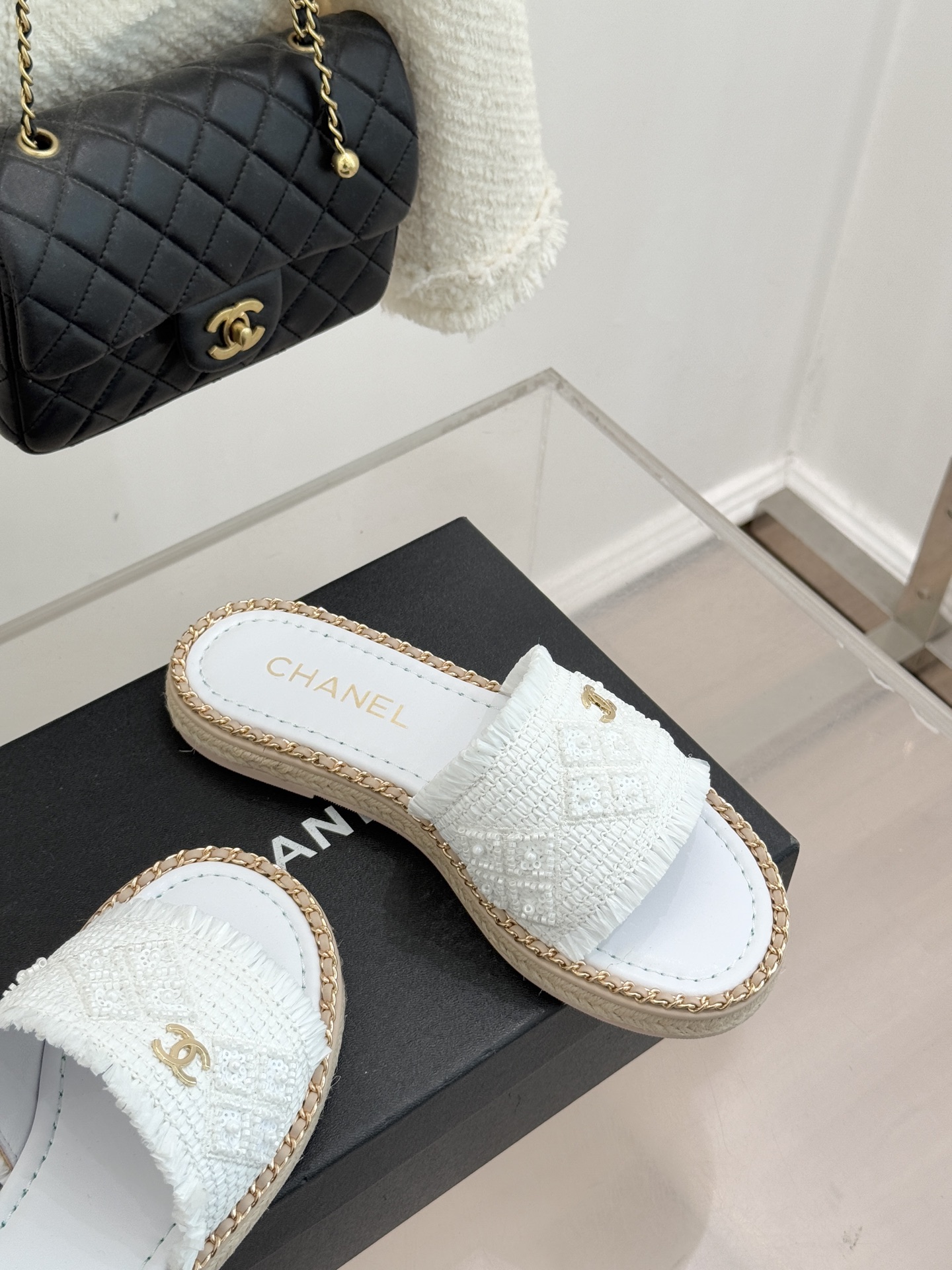 CHANE* ｜小香26P春夏新品水钻珍珠编织双C平底拖鞋当双C标志遇上水钻珍珠与编织元素这双拖鞋就是行