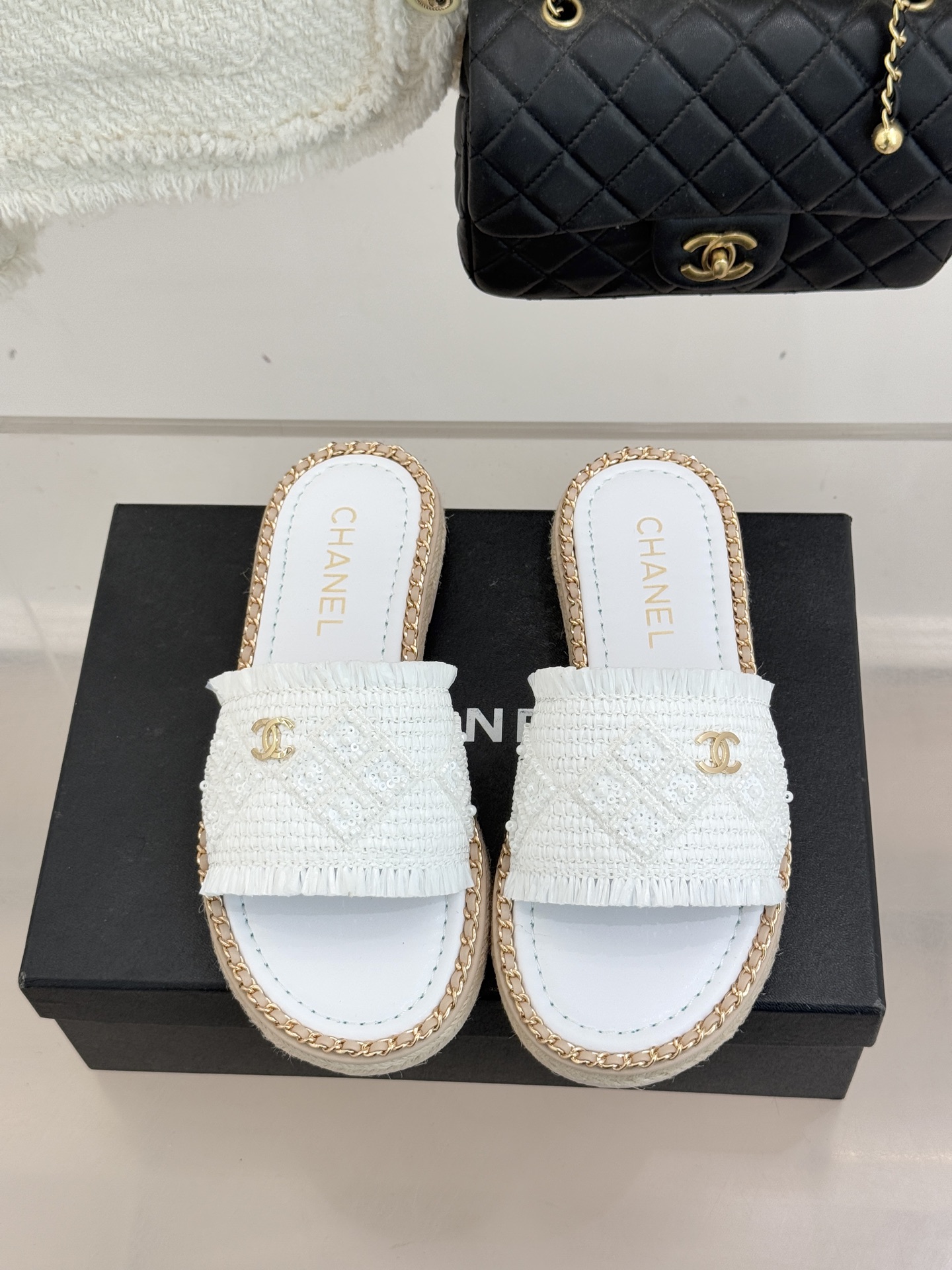 CHANE* ｜小香26P春夏新品水钻珍珠编织双C平底拖鞋当双C标志遇上水钻珍珠与编织元素这双拖鞋就是行