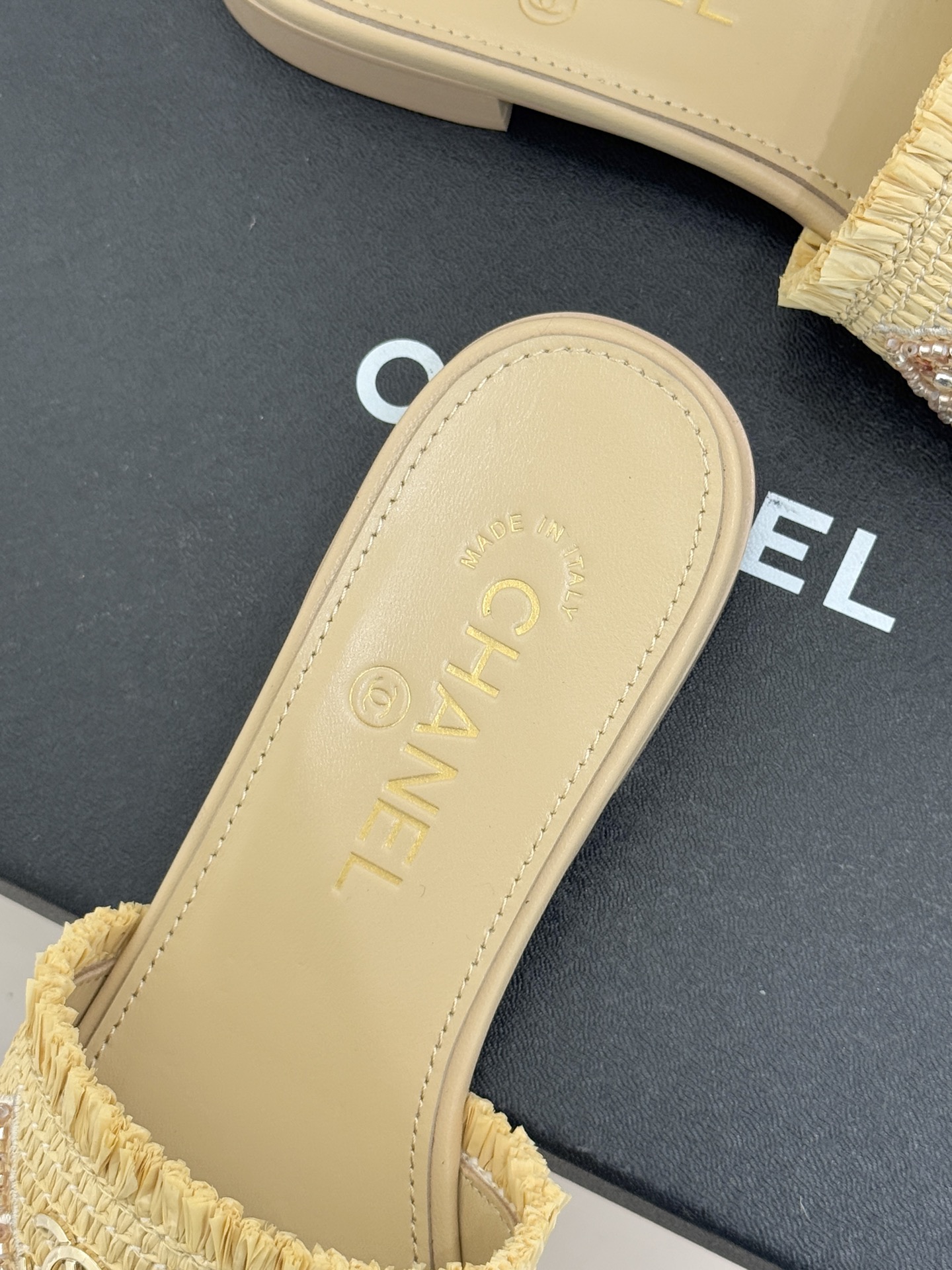 CHANE* ｜小香26P春夏新品水钻珍珠编织双C平底拖鞋当双C标志遇上水钻珍珠与编织元素这双拖鞋就是行