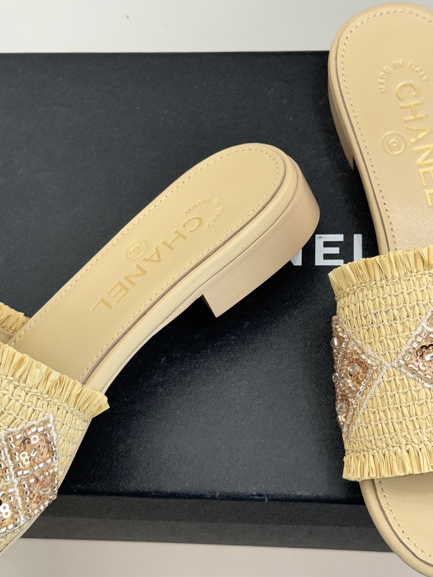 CHANE* ｜小香26P春夏新品水钻珍珠编织双C平底拖鞋当双C标志遇上水钻珍珠与编织元素这双拖鞋就是行