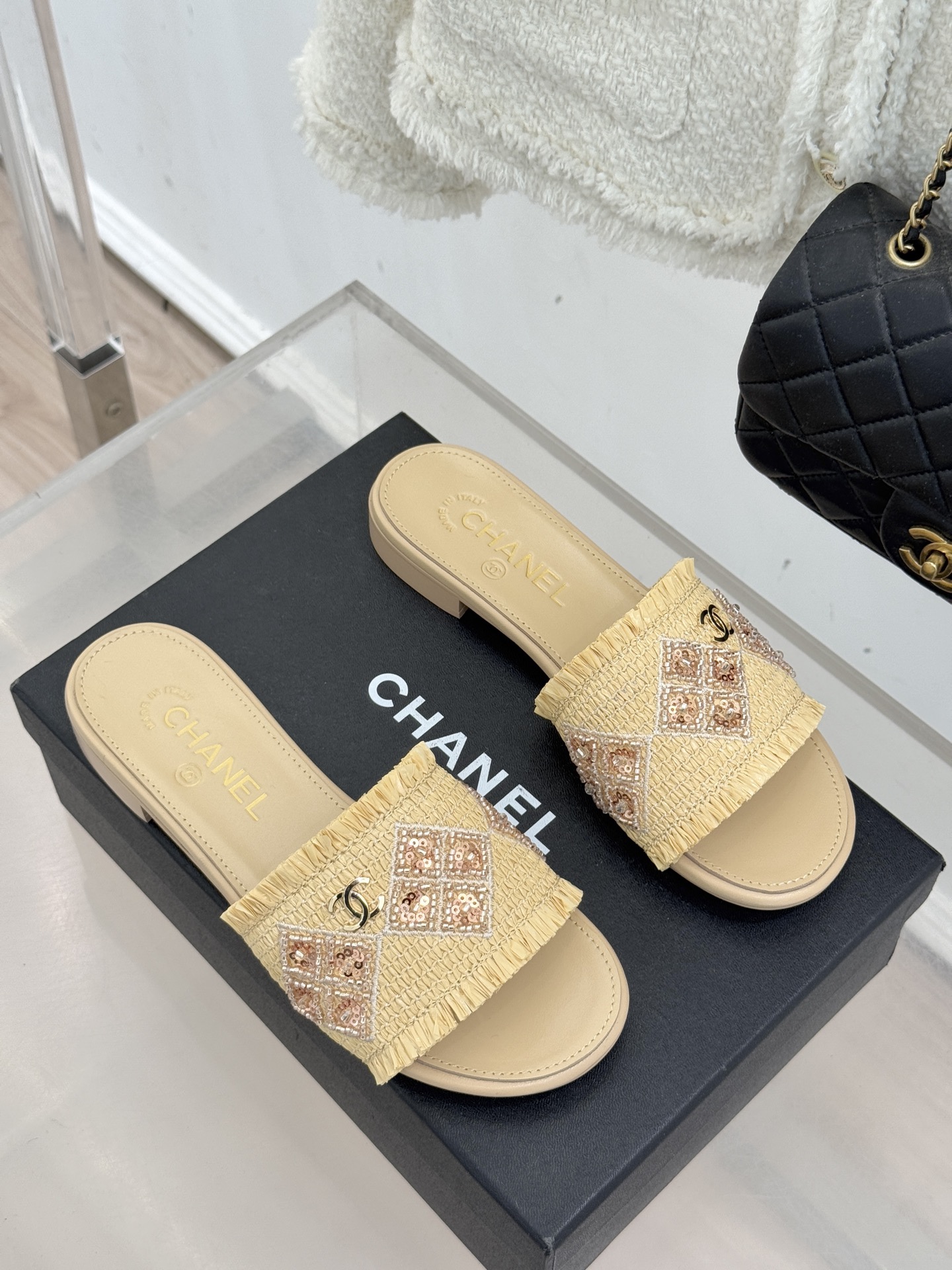 CHANE* ｜小香26P春夏新品水钻珍珠编织双C平底拖鞋当双C标志遇上水钻珍珠与编织元素这双拖鞋就是行