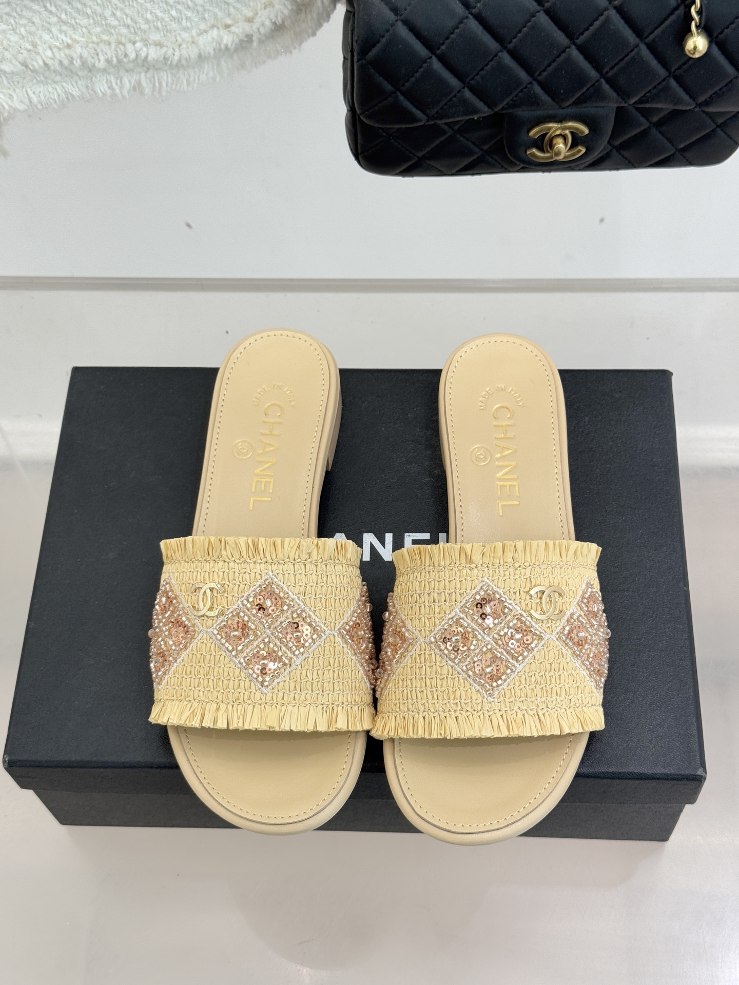 CHANE* ｜小香26P春夏新品水钻珍珠编织双C平底拖鞋当双C标志遇上水钻珍珠与编织元素这双拖鞋就是行