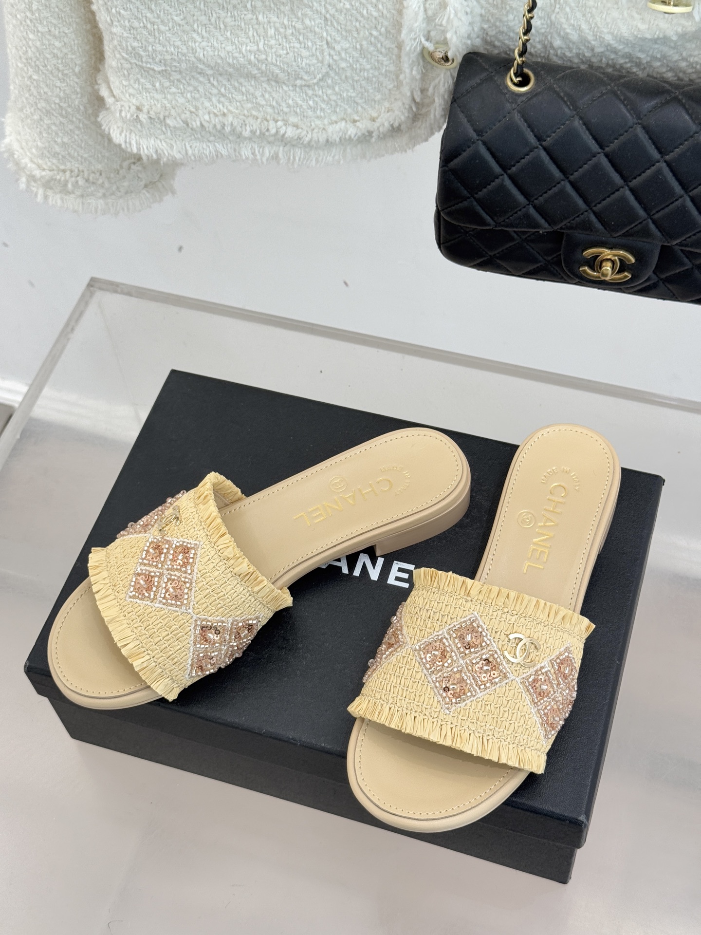 CHANE* ｜小香26P春夏新品水钻珍珠编织双C平底拖鞋当双C标志遇上水钻珍珠与编织元素这双拖鞋就是行