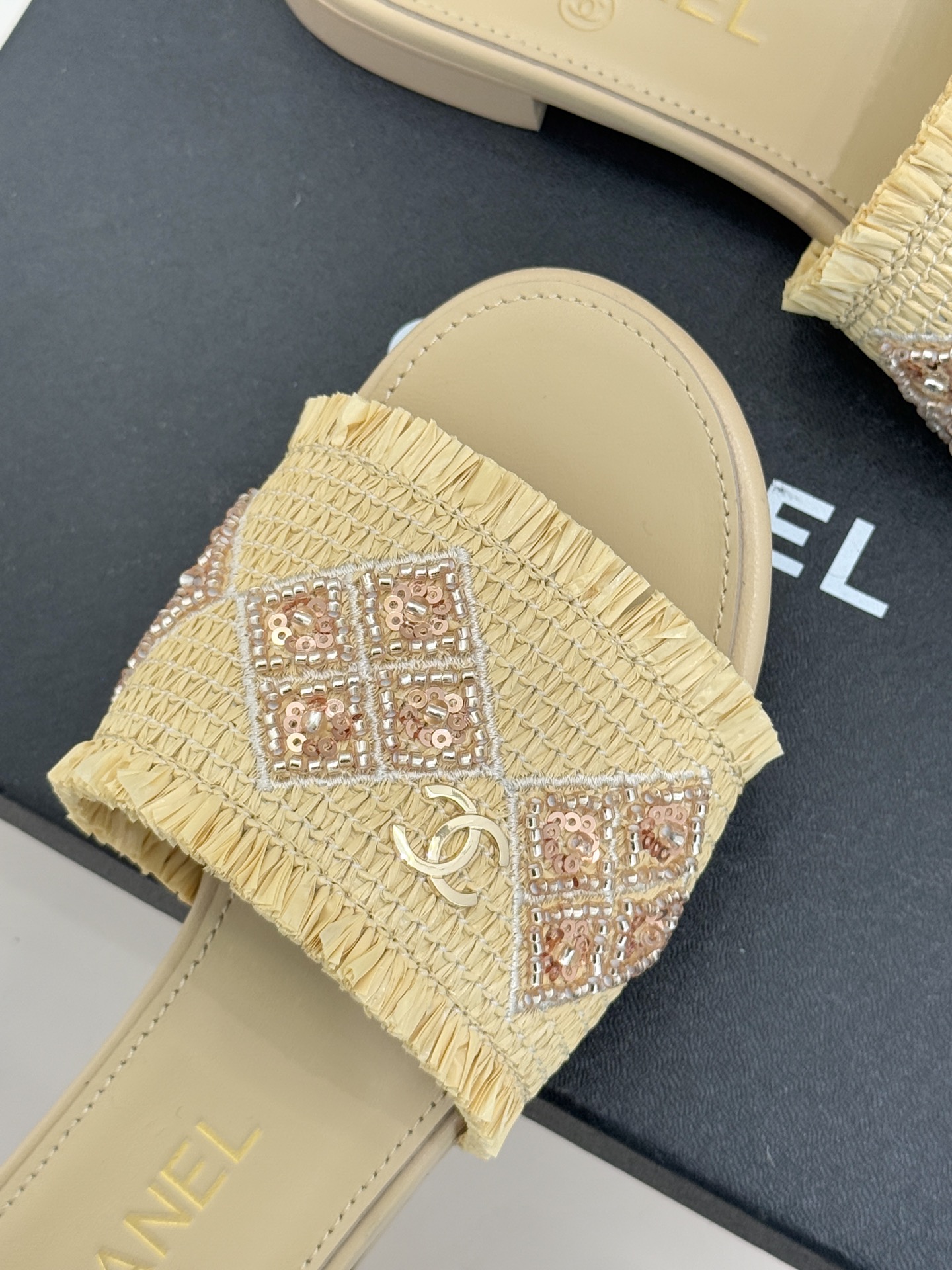 CHANE* ｜小香26P春夏新品水钻珍珠编织双C平底拖鞋当双C标志遇上水钻珍珠与编织元素这双拖鞋就是行