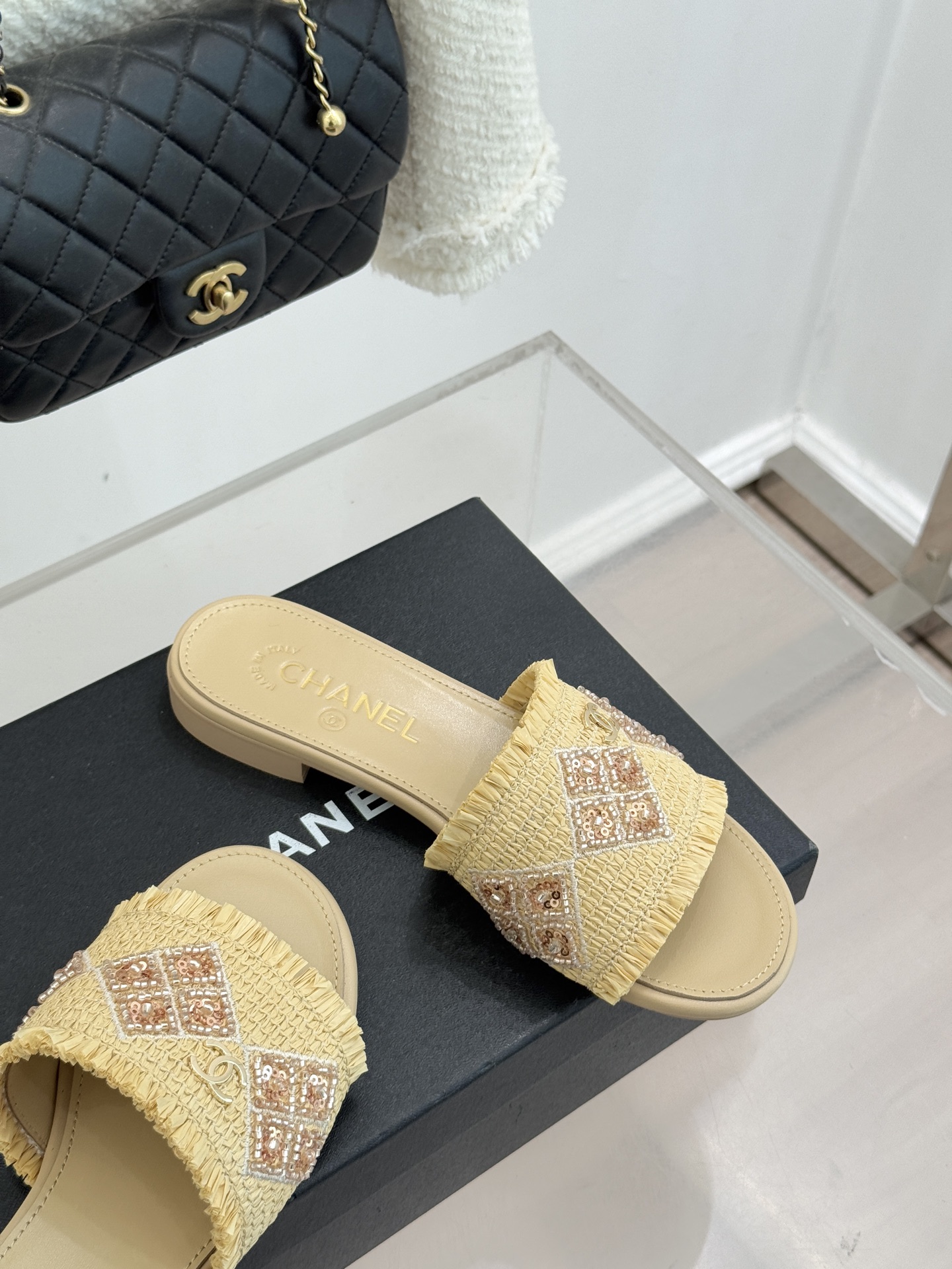 CHANE* ｜小香26P春夏新品水钻珍珠编织双C平底拖鞋当双C标志遇上水钻珍珠与编织元素这双拖鞋就是行