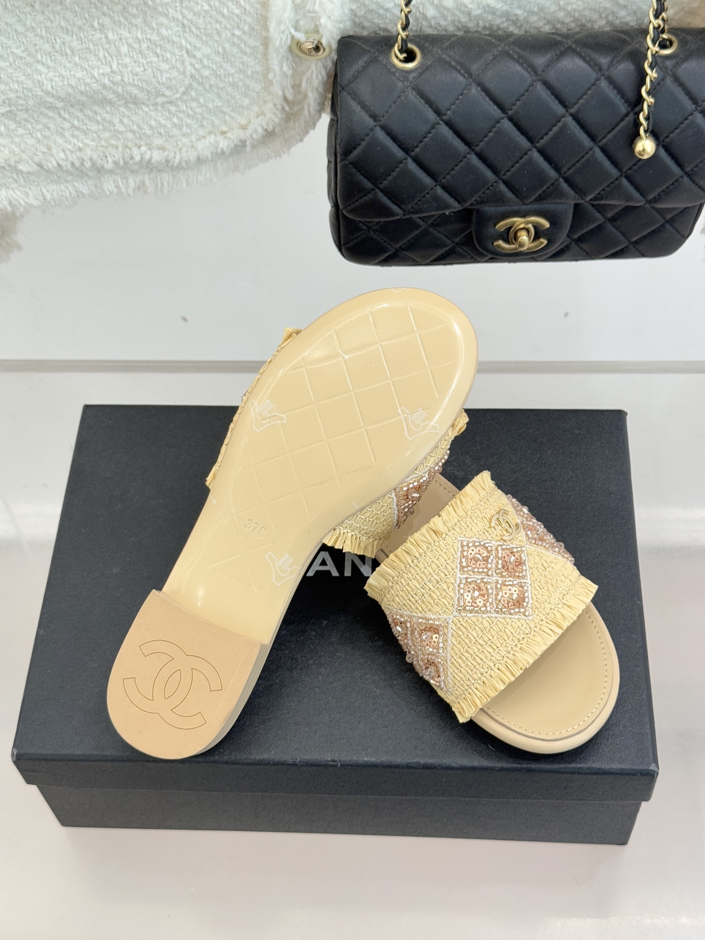 CHANE* ｜小香26P春夏新品水钻珍珠编织双C平底拖鞋当双C标志遇上水钻珍珠与编织元素这双拖鞋就是行