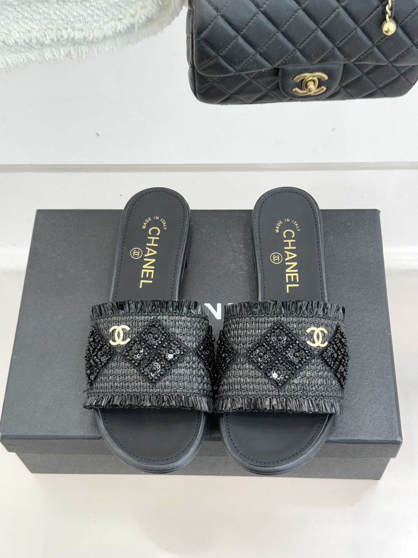 CHANE* ｜小香26P春夏新品水钻珍珠编织双C平底拖鞋当双C标志遇上水钻珍珠与编织元素这双拖鞋就是行