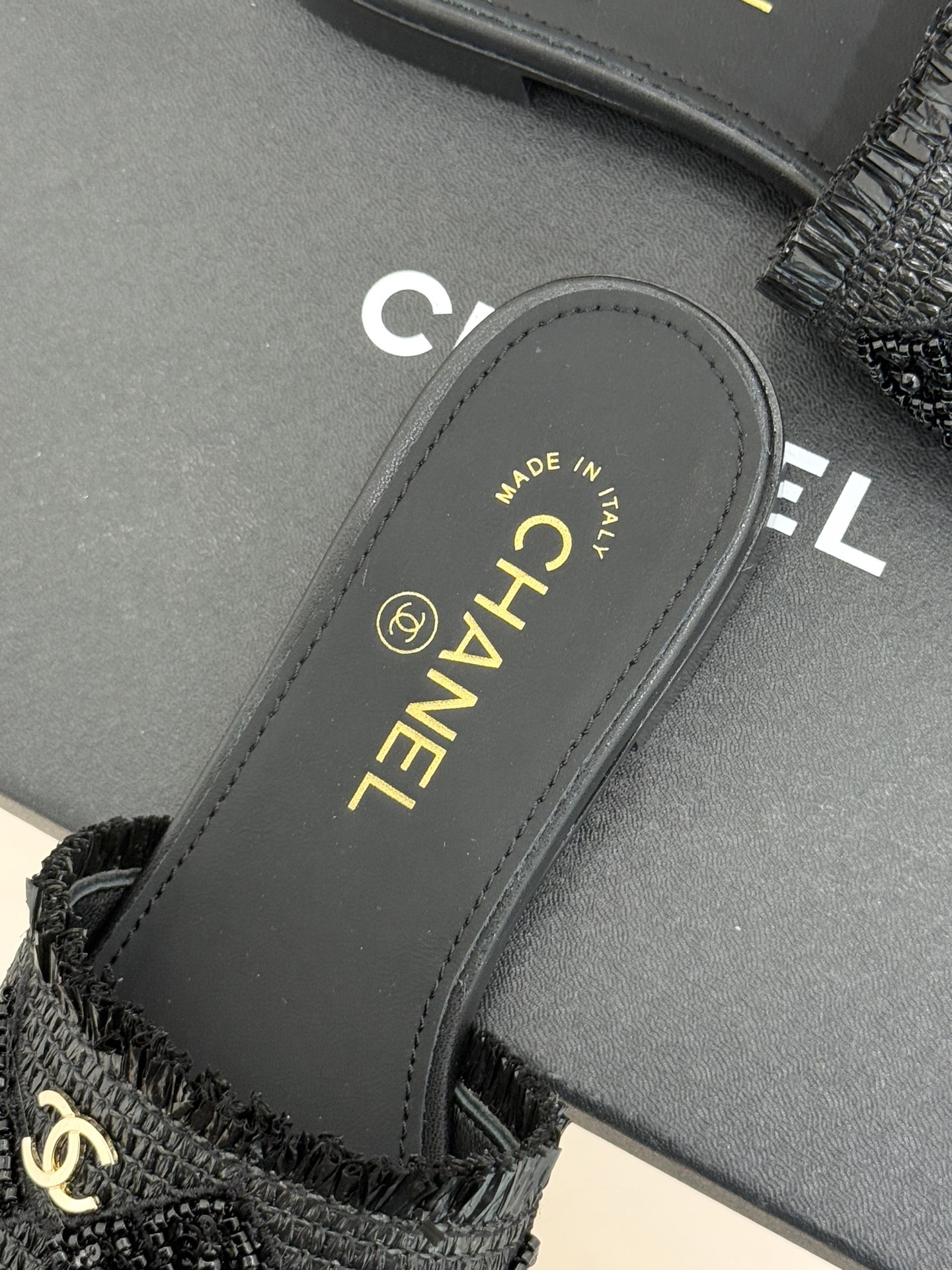 CHANE* ｜小香26P春夏新品水钻珍珠编织双C平底拖鞋当双C标志遇上水钻珍珠与编织元素这双拖鞋就是行