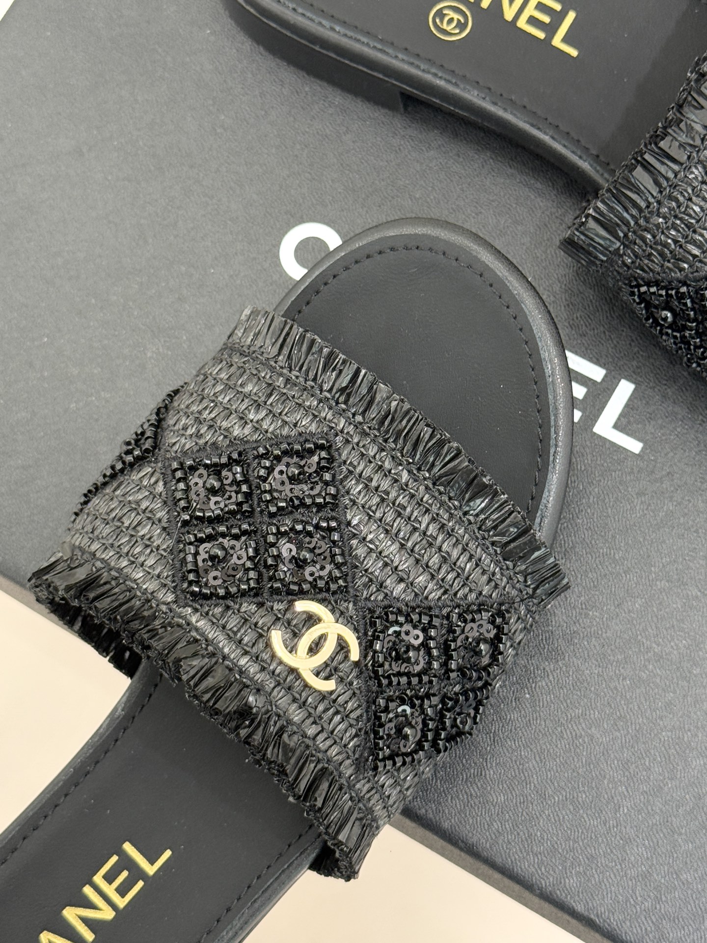 CHANE* ｜小香26P春夏新品水钻珍珠编织双C平底拖鞋当双C标志遇上水钻珍珠与编织元素这双拖鞋就是行