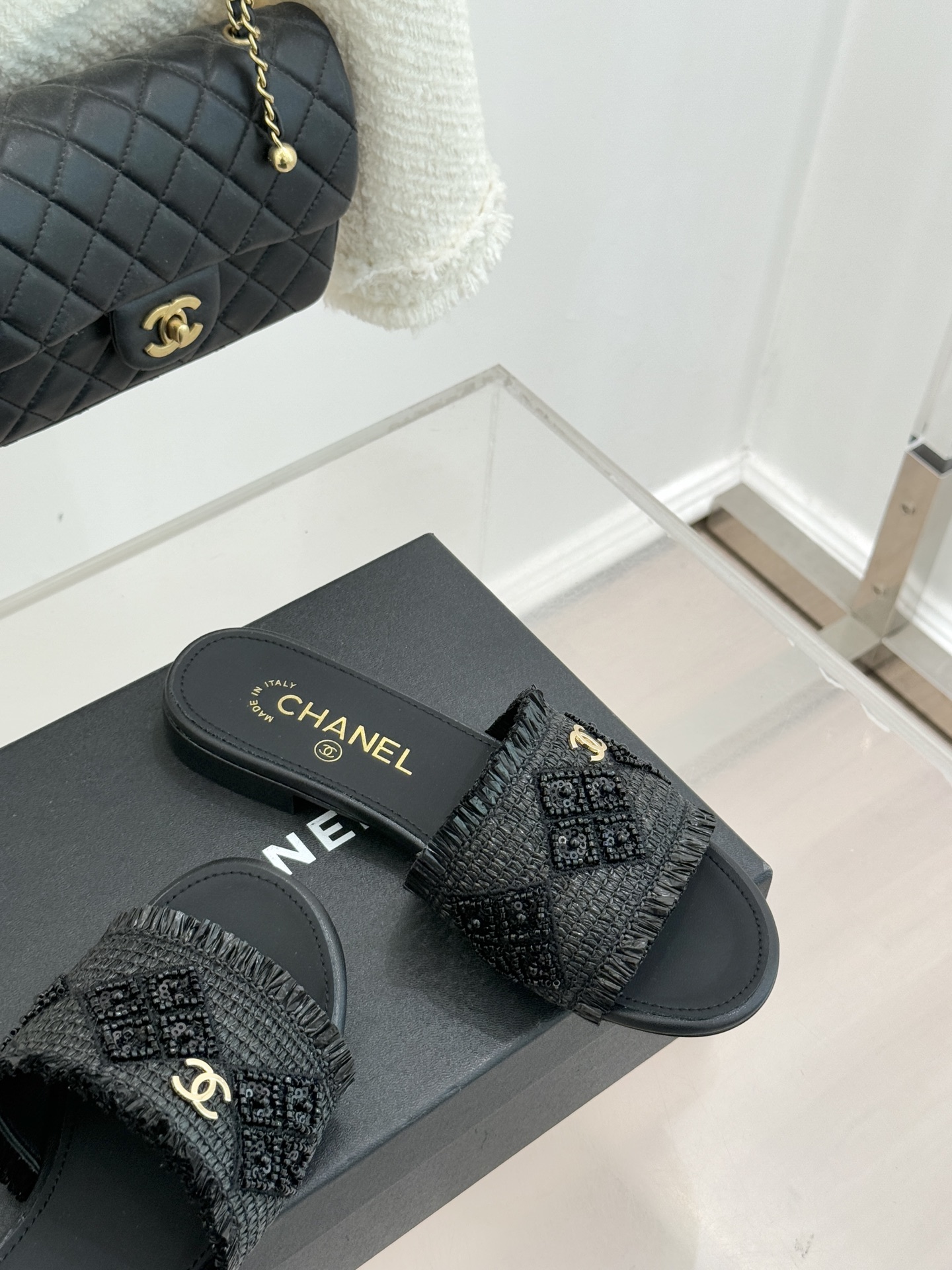 CHANE* ｜小香26P春夏新品水钻珍珠编织双C平底拖鞋当双C标志遇上水钻珍珠与编织元素这双拖鞋就是行