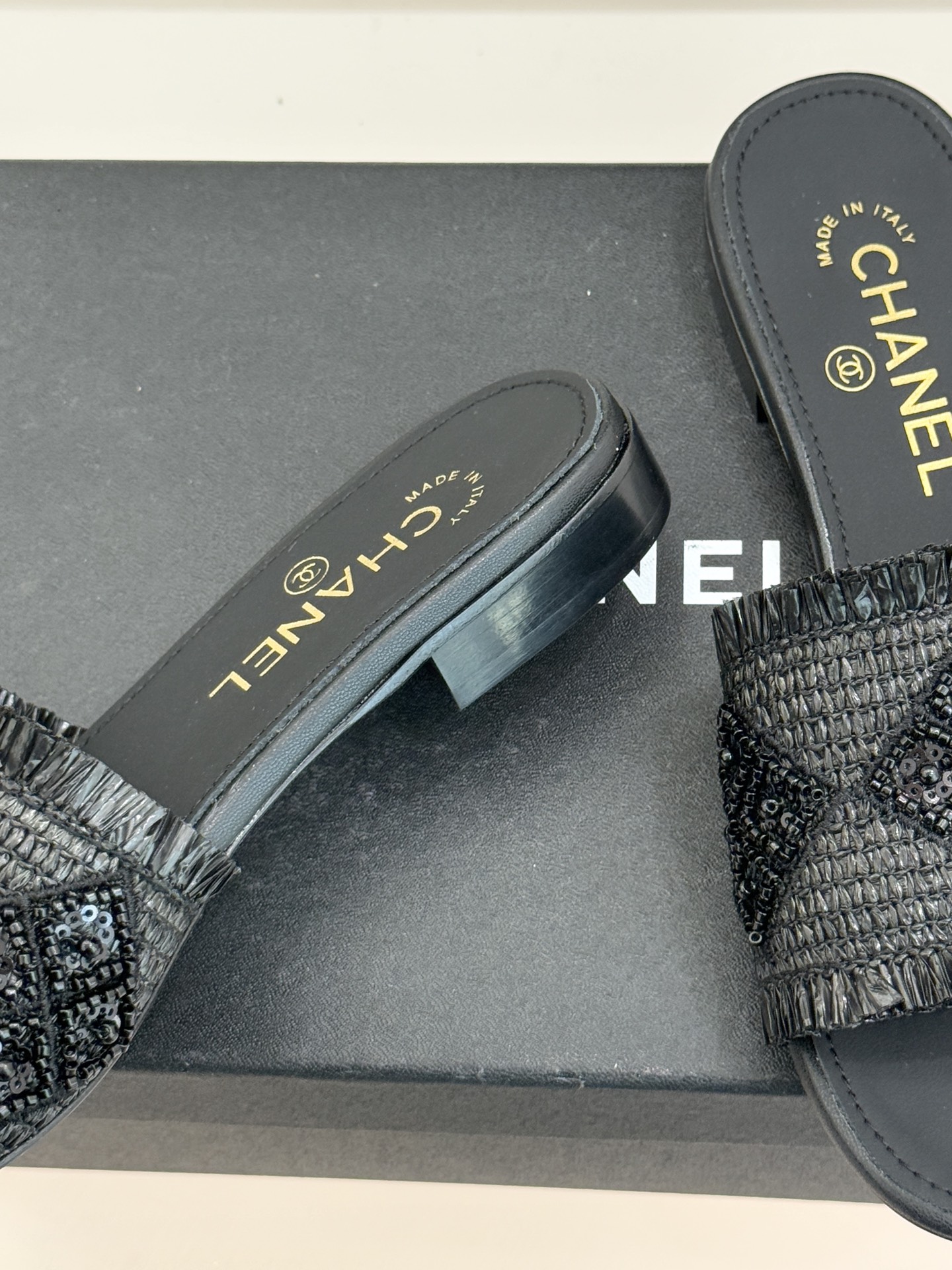 CHANE* ｜小香26P春夏新品水钻珍珠编织双C平底拖鞋当双C标志遇上水钻珍珠与编织元素这双拖鞋就是行