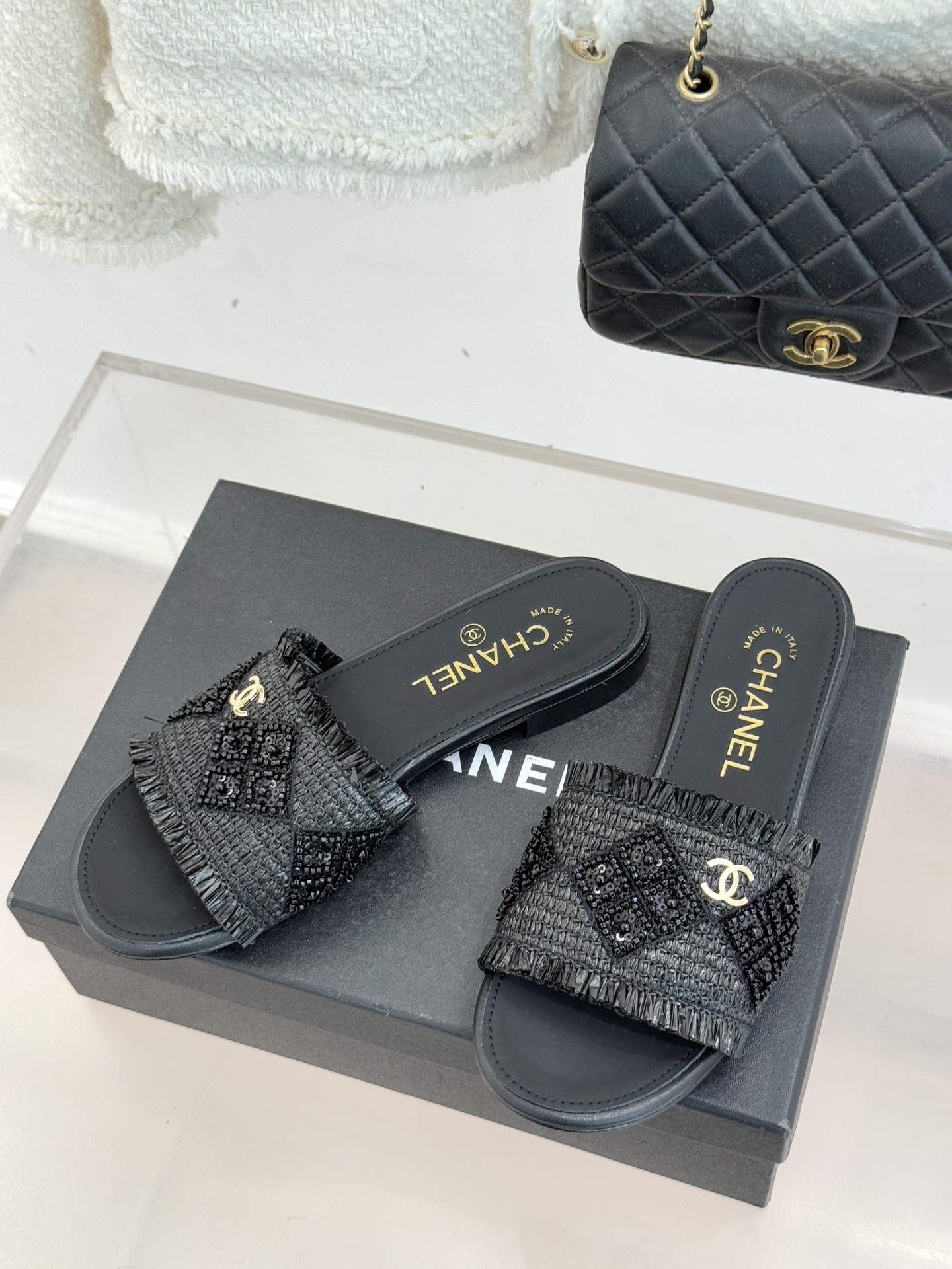 CHANE* ｜小香26P春夏新品水钻珍珠编织双C平底拖鞋当双C标志遇上水钻珍珠与编织元素这双拖鞋就是行