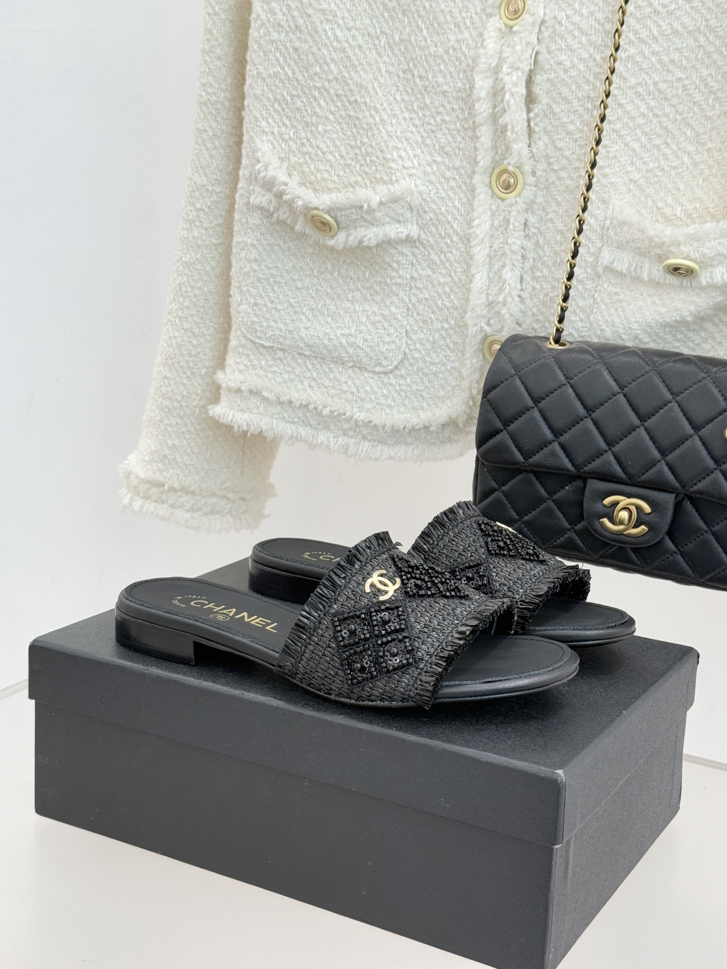 NO:726326,Hemp rope bottom CHANE* | Xiaoxiang 26P new spring and summer product rhinestone and pearl woven double C flat slippers. When the double C logo meets rhinestone pearls and woven elements, this pair of slippers is the high-end romance of walking!  The delicate woven upper flows like moonlight, and even stepping on the floor feels like stepping on a red carpet. The flat design allows you to step on 'clouds' while shopping. Paired with a satin nightgown, it is the style of a lady at home. Paired with denim shorts, it brings French laziness to the street. Who can refuse to let silk and diamonds pamper their feet at the same time?  The fabric is made of original customized material. The inner pads are all sheepskin. The genuine leather outsole imported from Italy size35-39 (customized 40/41) No. 83920224, slippers, chanel, slippers, skirts, shorts, sheepskin, real silk, Leather soles19860909麻绳底 CHANE* ｜小香26P春夏新品 水钻珍珠编织双C平底拖鞋 当双C标志遇上水钻珍珠与编织元素 这双拖鞋就是行走的高定浪漫！ 细腻编织鞋面如月光流淌 连踩在地板上都像踏过红毯. 平底设计让逛街也能踩着'云朵' 搭配缎面睡裙是居家贵妇范 配牛仔短裤又把法式慵懒穿到街头 谁能拒绝让真丝与钻石同时宠爱双脚呢？ 面料采用原版定制材质 内里垫脚均为羊皮 意大利进口真皮大底 size35-39（40/41定制） 编号83920224,拖鞋,chanel,slippers,skirts,shorts,sheepskin,real silk,Leather soles,Women's Shoes