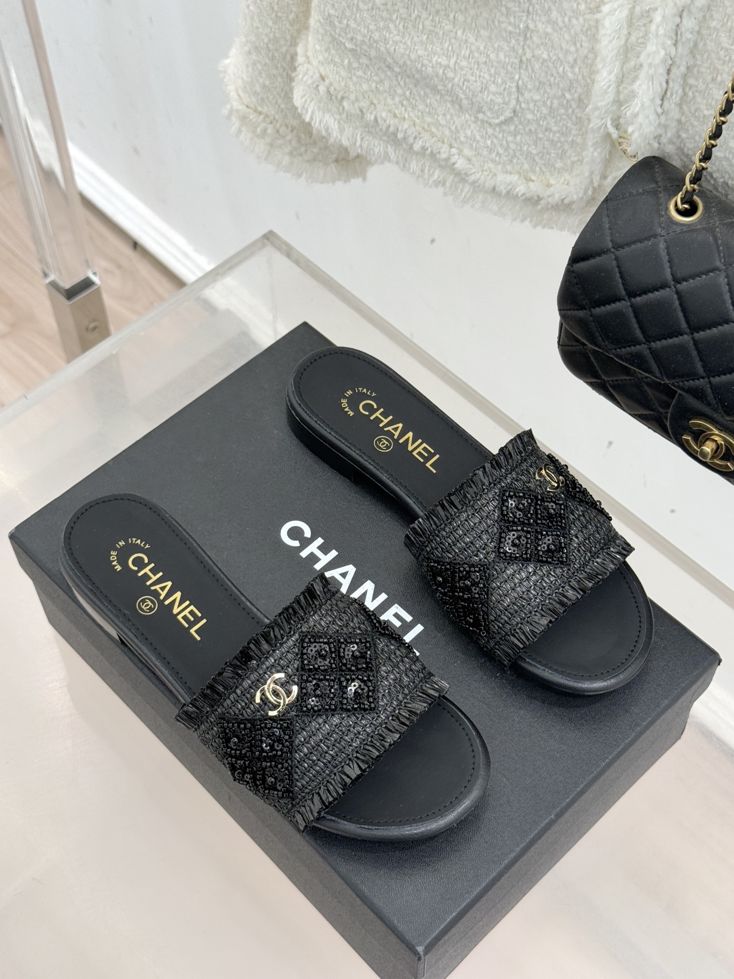 CHANE* ｜小香26P春夏新品水钻珍珠编织双C平底拖鞋当双C标志遇上水钻珍珠与编织元素这双拖鞋就是行