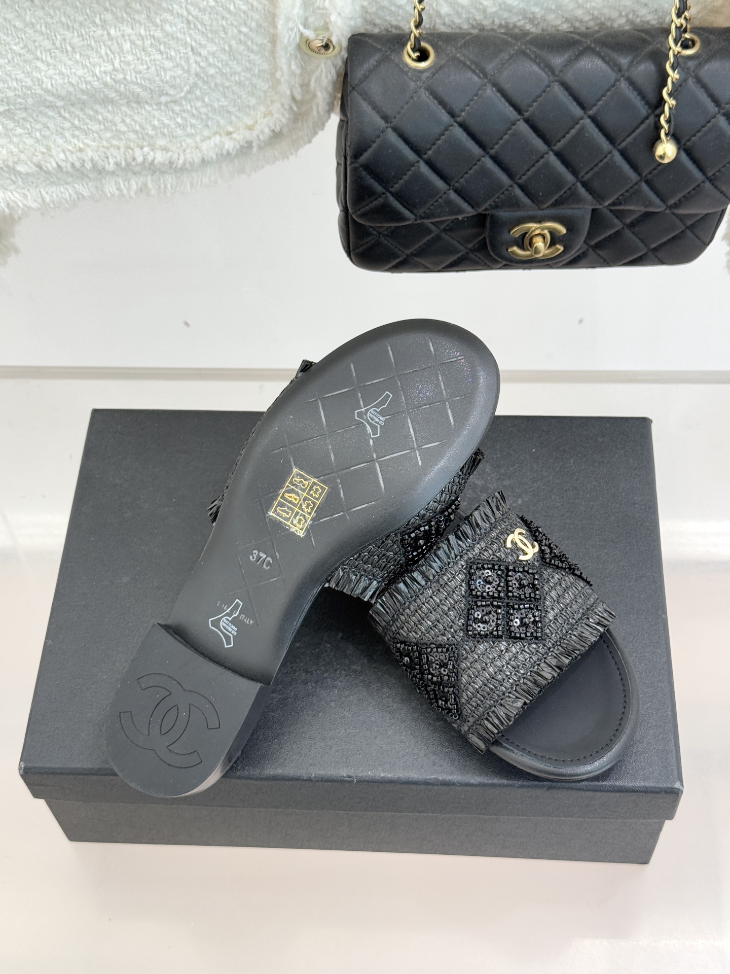 CHANE* ｜小香26P春夏新品水钻珍珠编织双C平底拖鞋当双C标志遇上水钻珍珠与编织元素这双拖鞋就是行