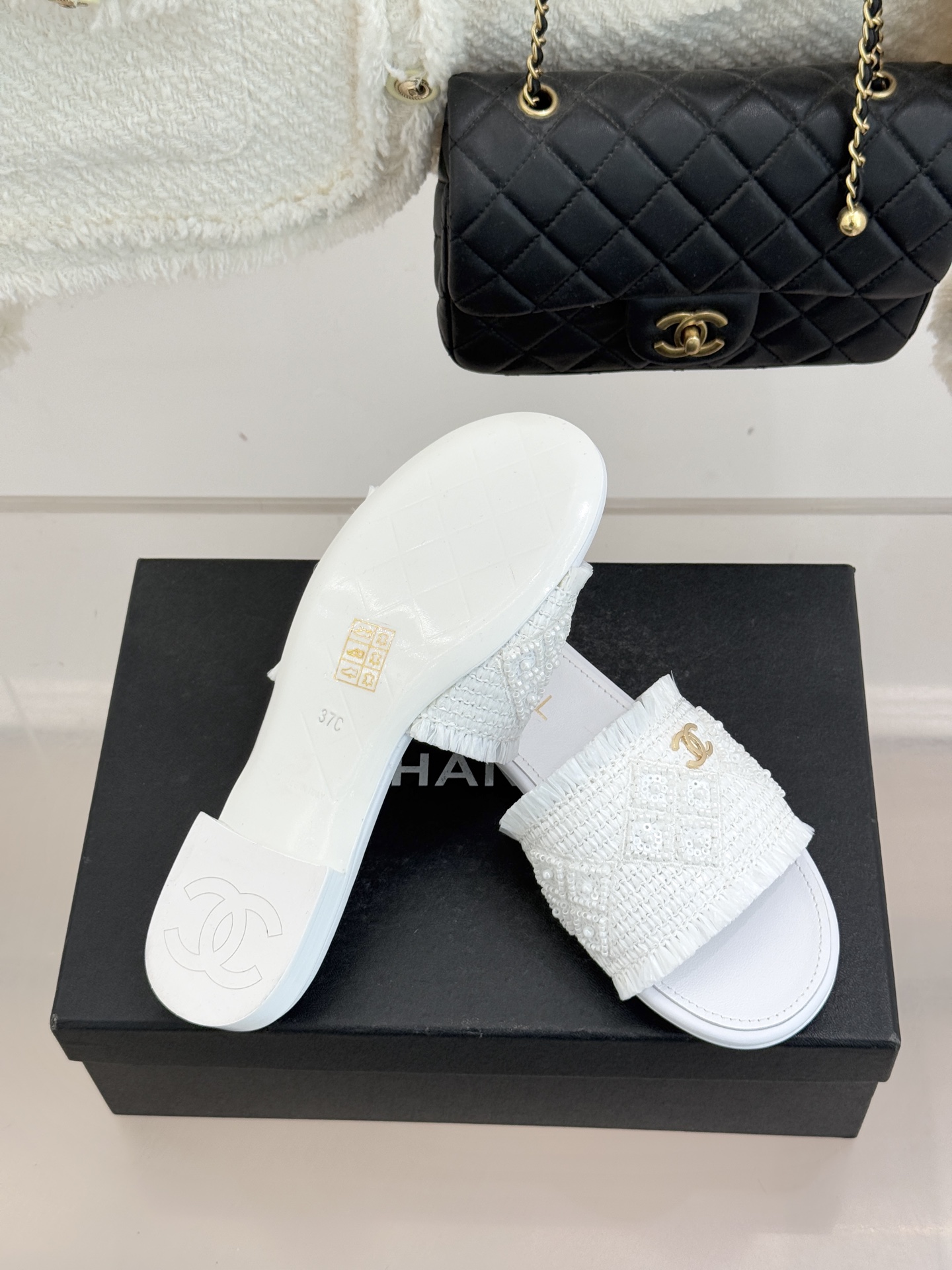 CHANE* ｜小香26P春夏新品水钻珍珠编织双C平底拖鞋当双C标志遇上水钻珍珠与编织元素这双拖鞋就是行