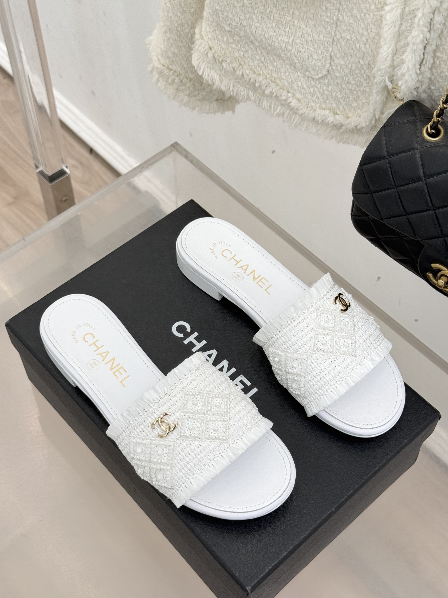 CHANE* ｜小香26P春夏新品水钻珍珠编织双C平底拖鞋当双C标志遇上水钻珍珠与编织元素这双拖鞋就是行