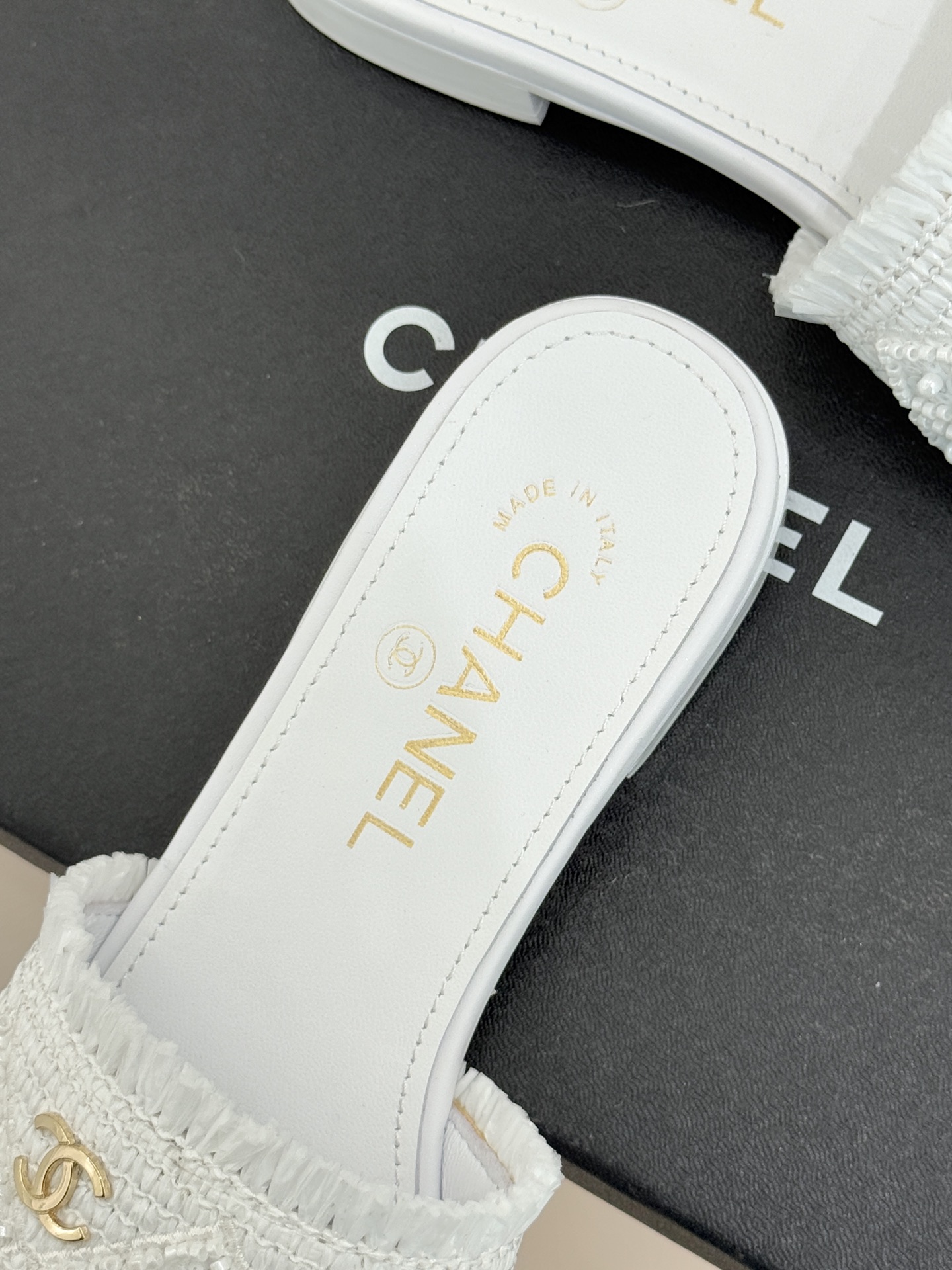 CHANE* ｜小香26P春夏新品水钻珍珠编织双C平底拖鞋当双C标志遇上水钻珍珠与编织元素这双拖鞋就是行