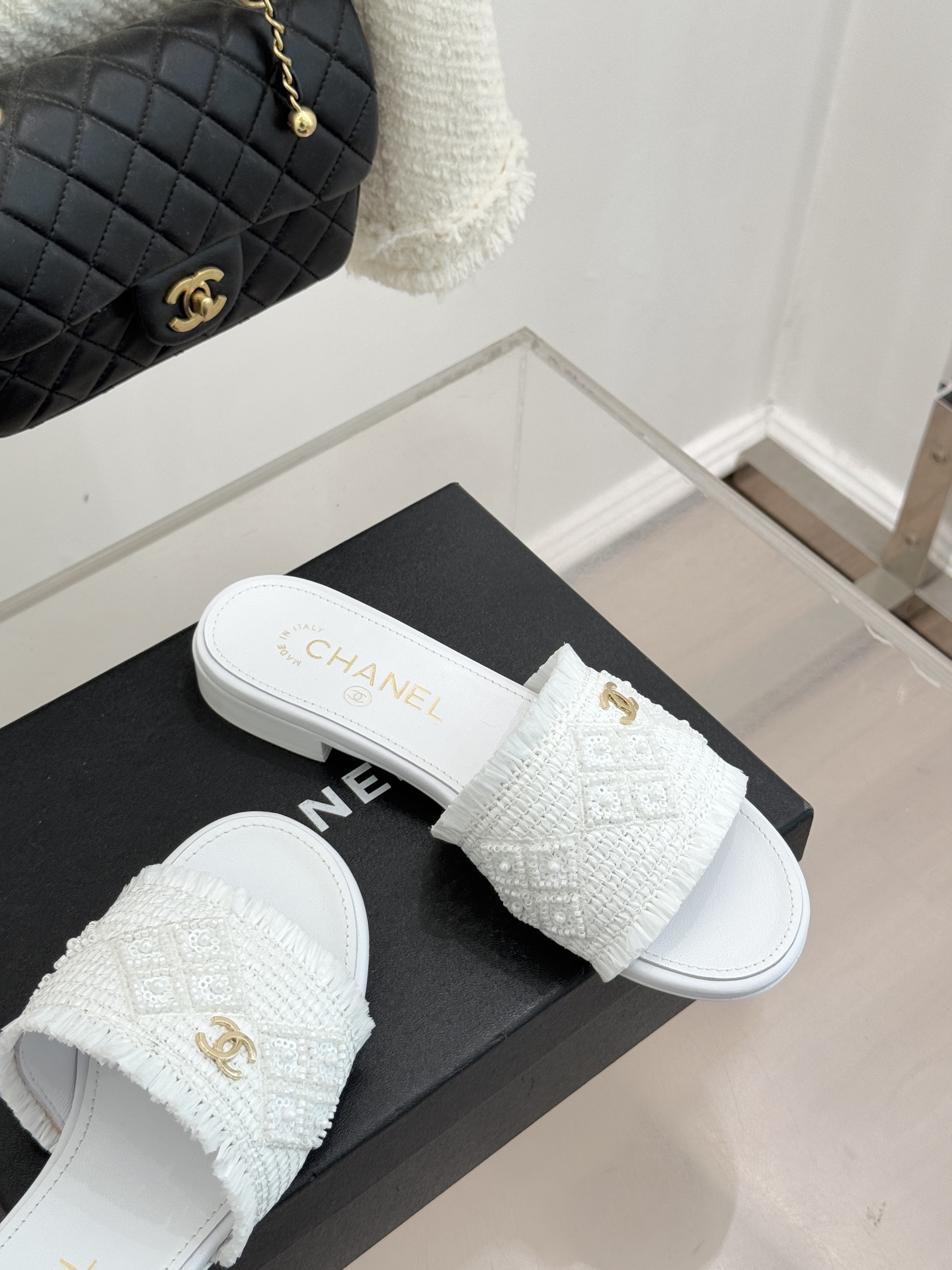 CHANE* ｜小香26P春夏新品水钻珍珠编织双C平底拖鞋当双C标志遇上水钻珍珠与编织元素这双拖鞋就是行