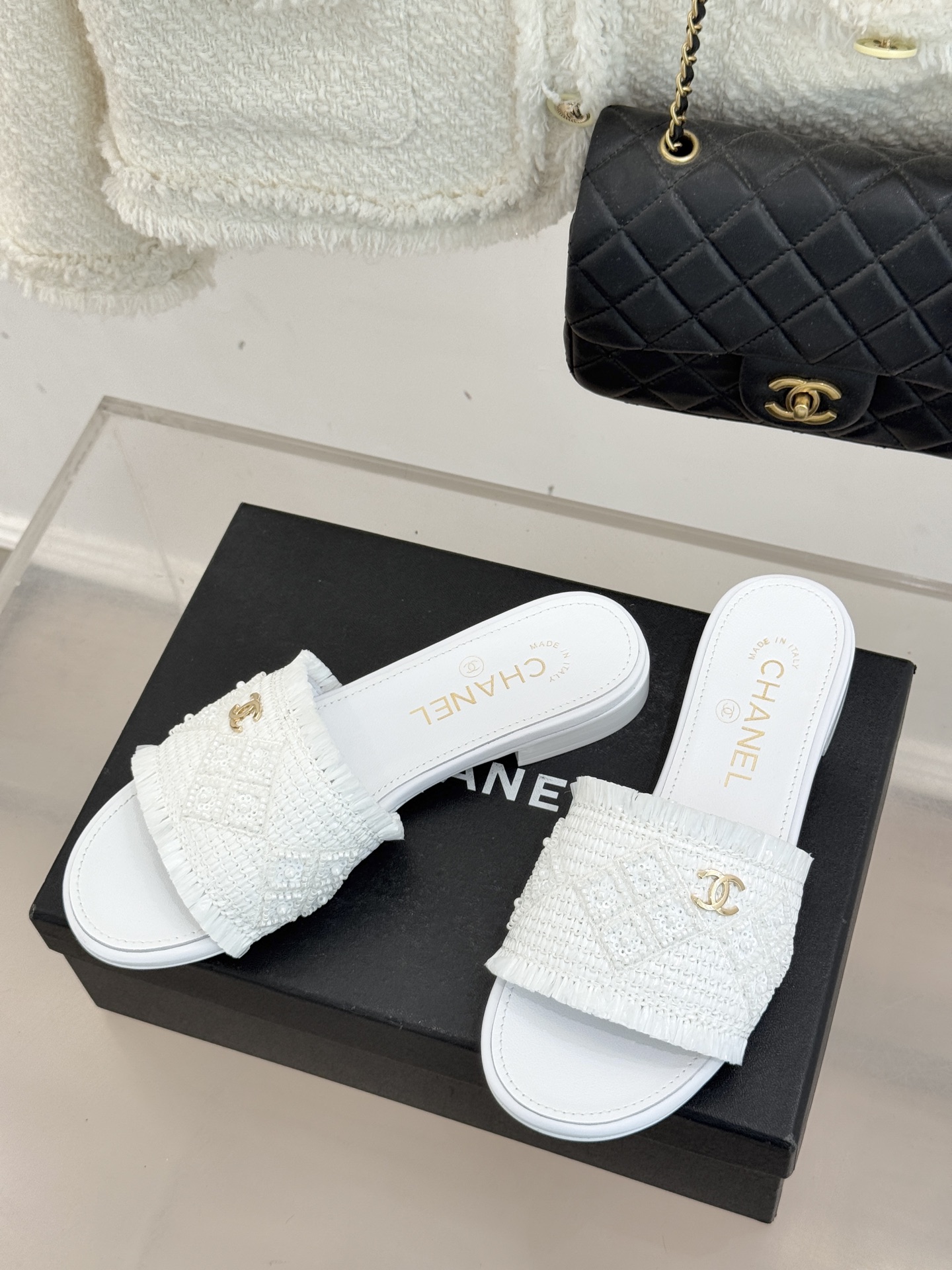 CHANE* ｜小香26P春夏新品水钻珍珠编织双C平底拖鞋当双C标志遇上水钻珍珠与编织元素这双拖鞋就是行