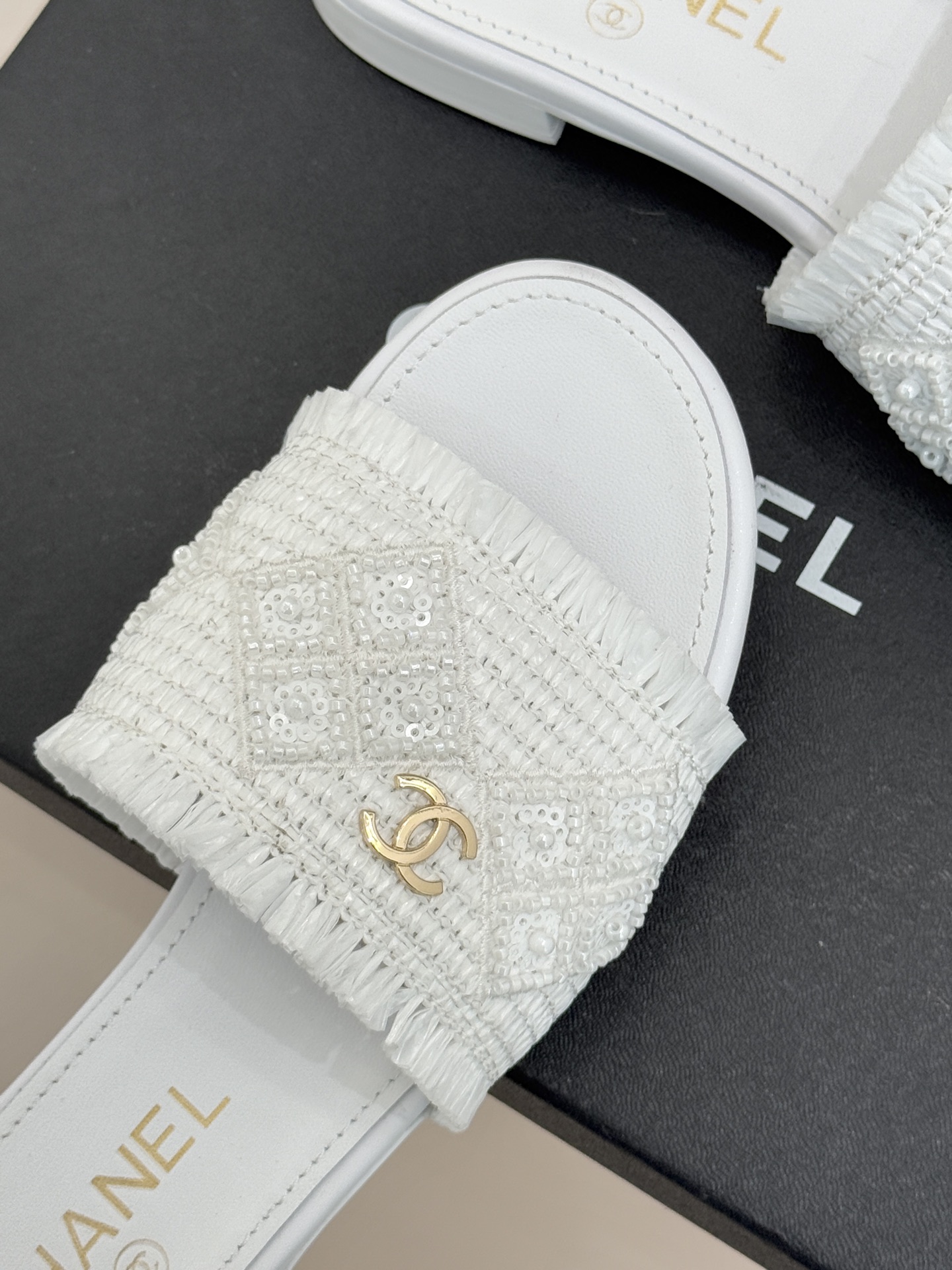 CHANE* ｜小香26P春夏新品水钻珍珠编织双C平底拖鞋当双C标志遇上水钻珍珠与编织元素这双拖鞋就是行