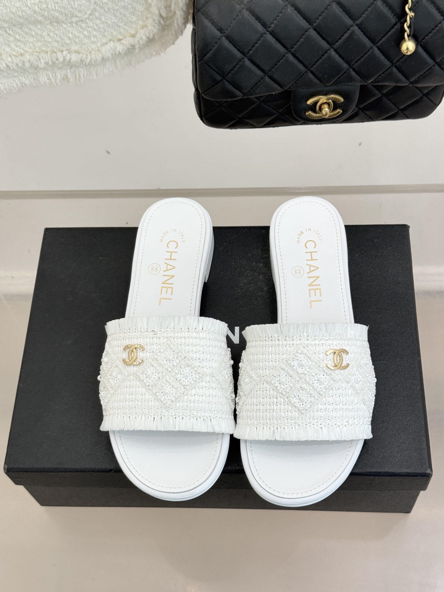CHANE* ｜小香26P春夏新品水钻珍珠编织双C平底拖鞋当双C标志遇上水钻珍珠与编织元素这双拖鞋就是行