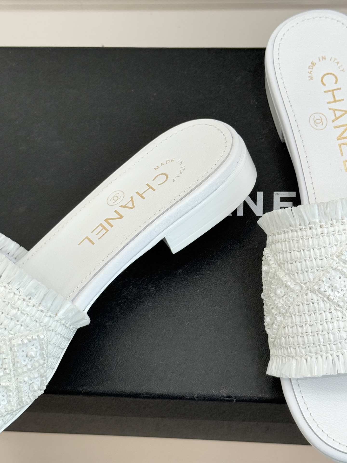 CHANE* ｜小香26P春夏新品水钻珍珠编织双C平底拖鞋当双C标志遇上水钻珍珠与编织元素这双拖鞋就是行