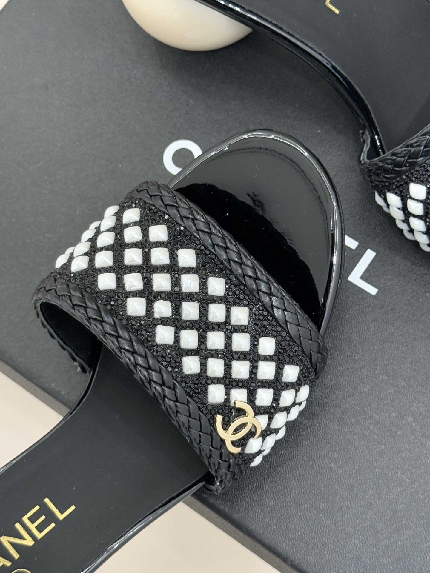 CHANE*｜小香经典双C水钻珍珠巨型珍珠跟拖鞋春夏高光之作将珠宝工艺融于鞋履。满钻双C徽标缀以莹润珍珠