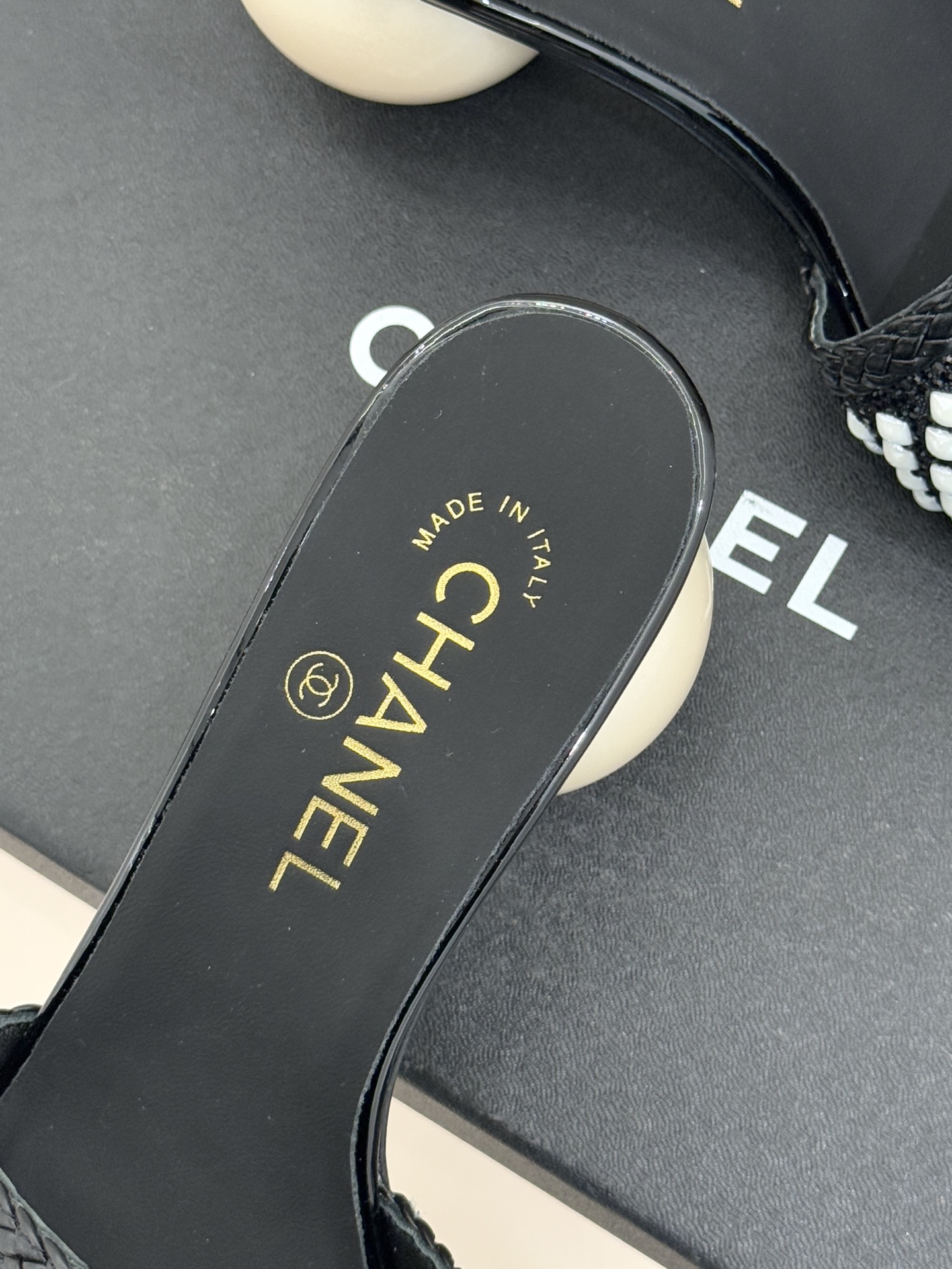 CHANE*｜小香经典双C水钻珍珠巨型珍珠跟拖鞋春夏高光之作将珠宝工艺融于鞋履。满钻双C徽标缀以莹润珍珠