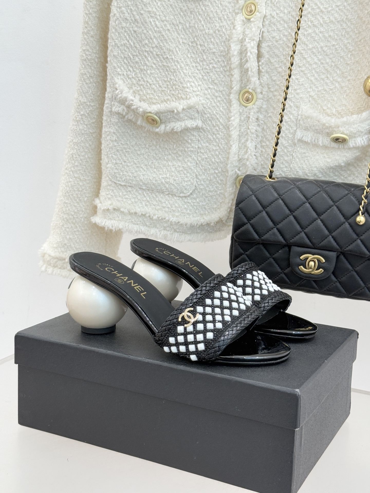 CHANE*｜小香经典双C水钻珍珠巨型珍珠跟拖鞋春夏高光之作将珠宝工艺融于鞋履。满钻双C徽标缀以莹润珍珠