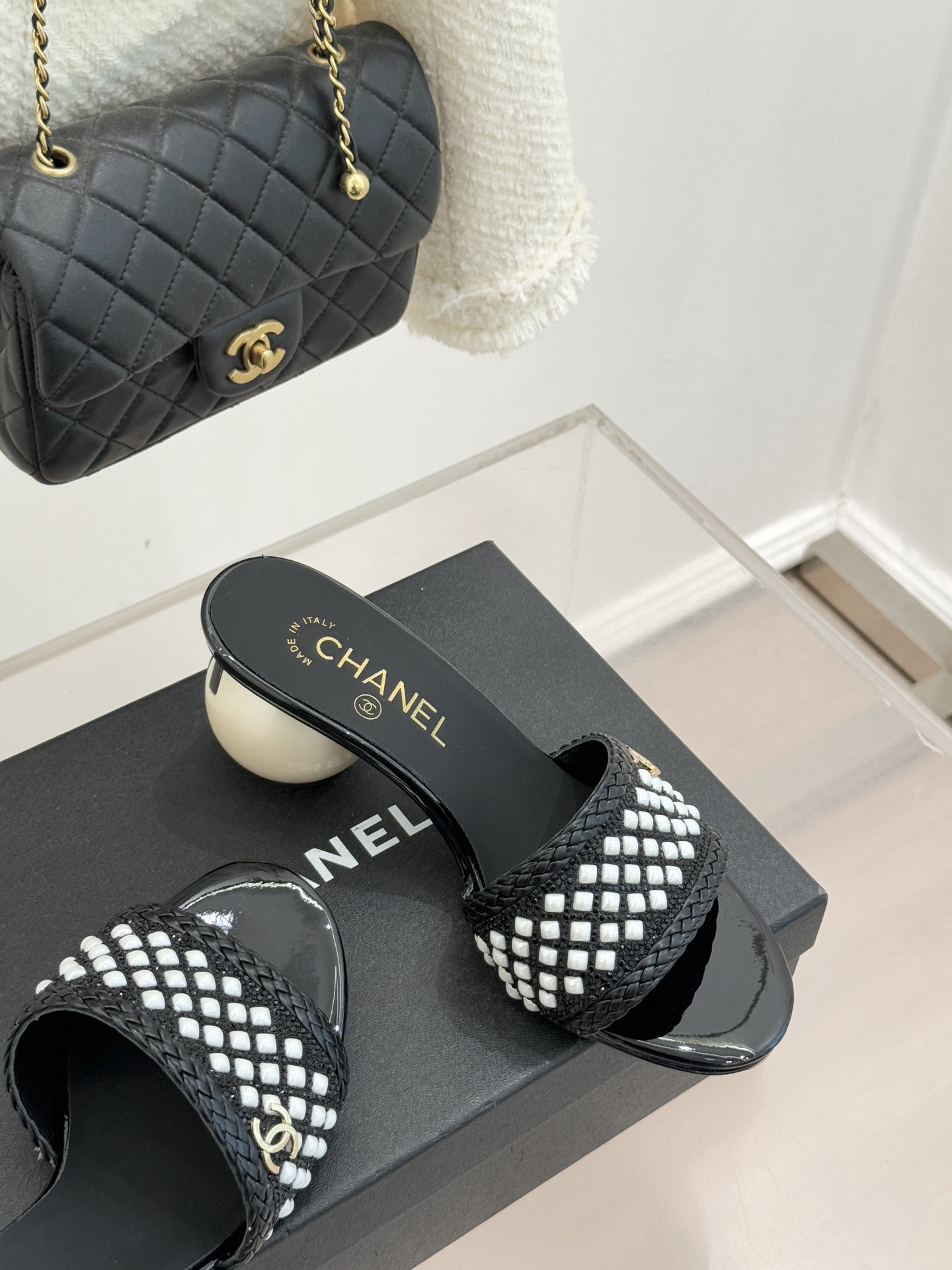 CHANE*｜小香经典双C水钻珍珠巨型珍珠跟拖鞋春夏高光之作将珠宝工艺融于鞋履。满钻双C徽标缀以莹润珍珠