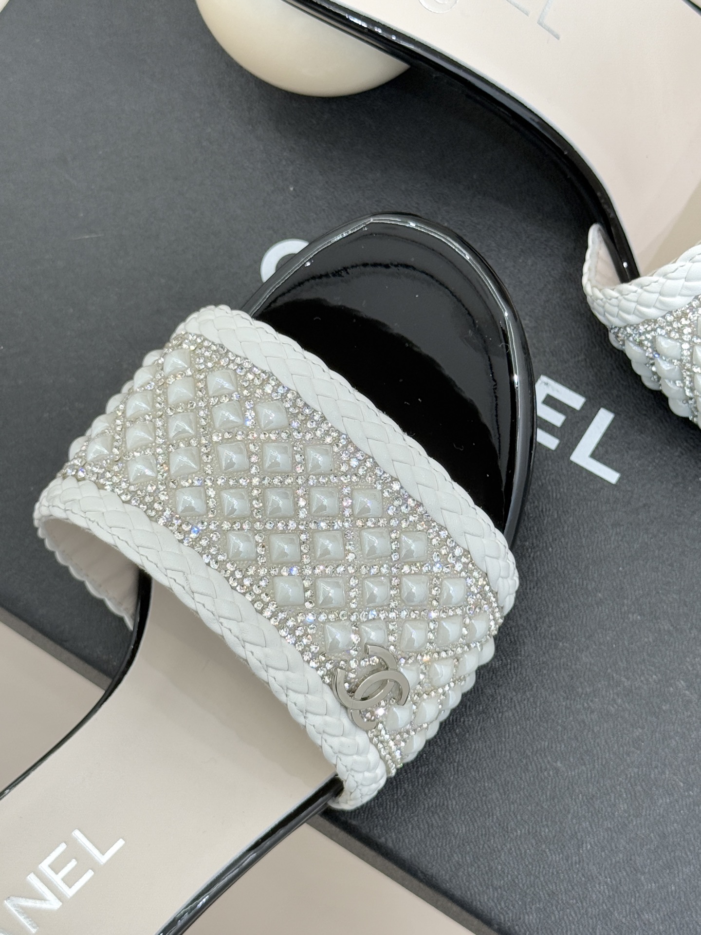 CHANE*｜小香经典双C水钻珍珠巨型珍珠跟拖鞋春夏高光之作将珠宝工艺融于鞋履。满钻双C徽标缀以莹润珍珠