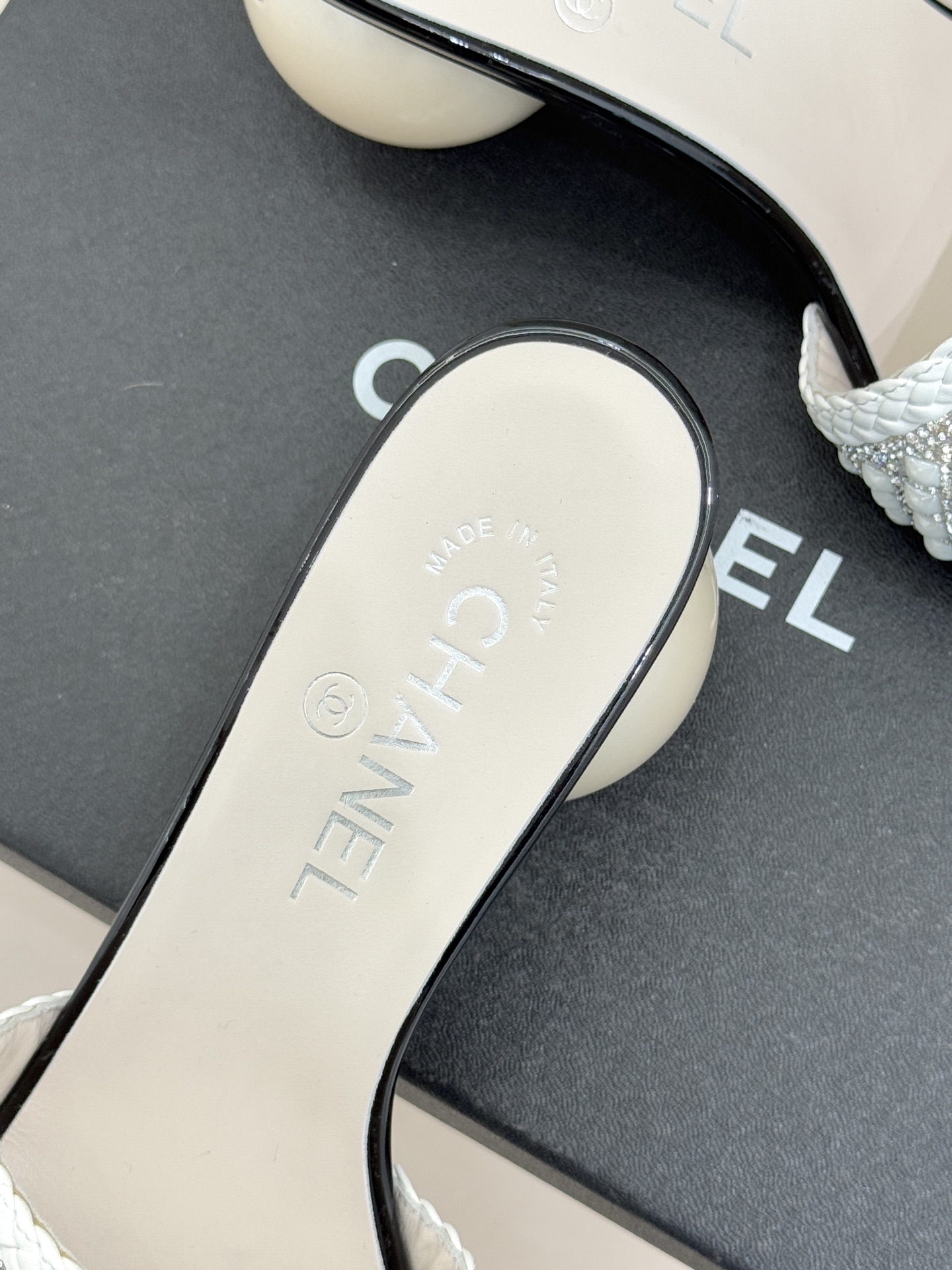 CHANE*｜小香经典双C水钻珍珠巨型珍珠跟拖鞋春夏高光之作将珠宝工艺融于鞋履。满钻双C徽标缀以莹润珍珠