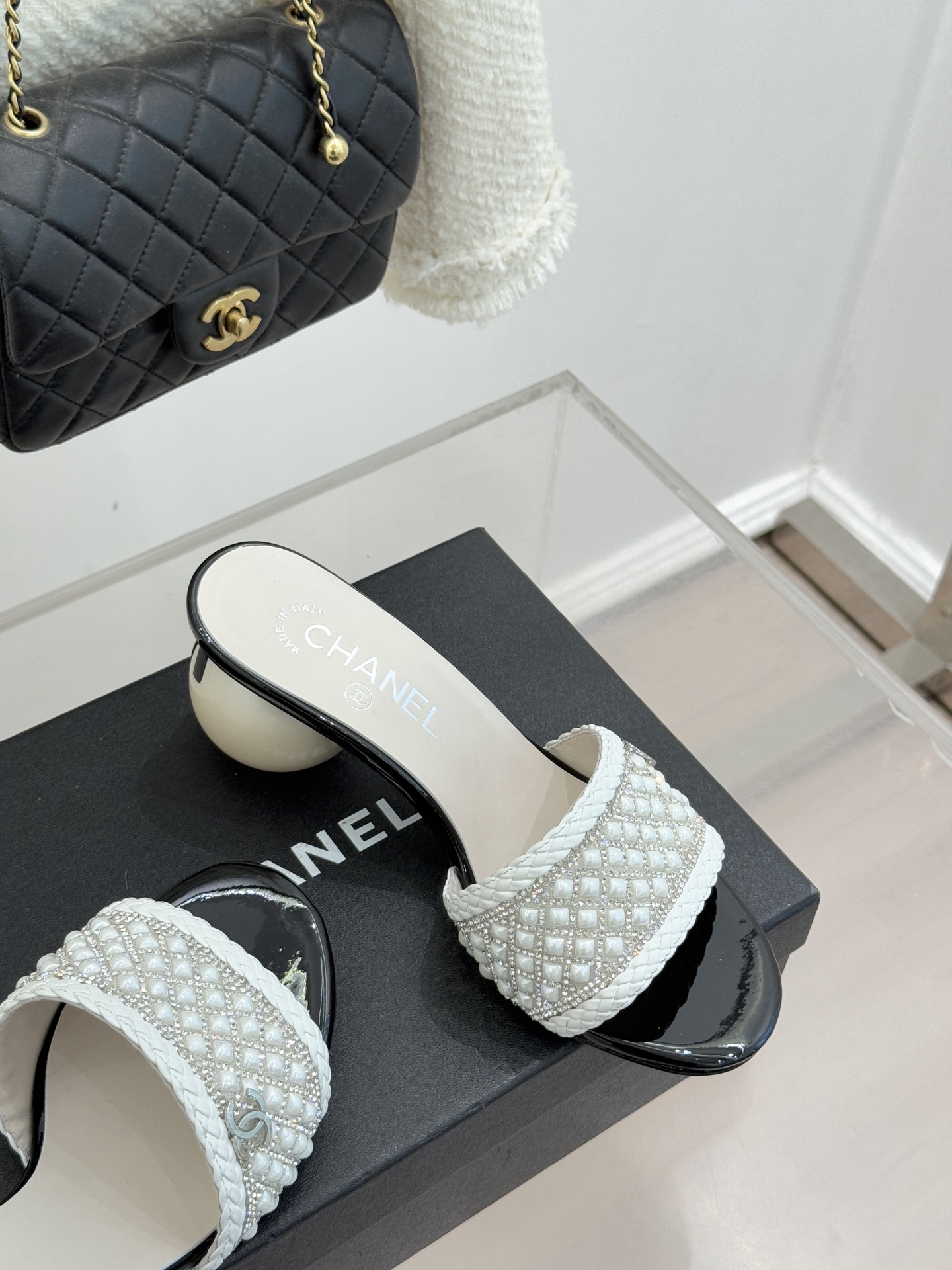 CHANE*｜小香经典双C水钻珍珠巨型珍珠跟拖鞋春夏高光之作将珠宝工艺融于鞋履。满钻双C徽标缀以莹润珍珠