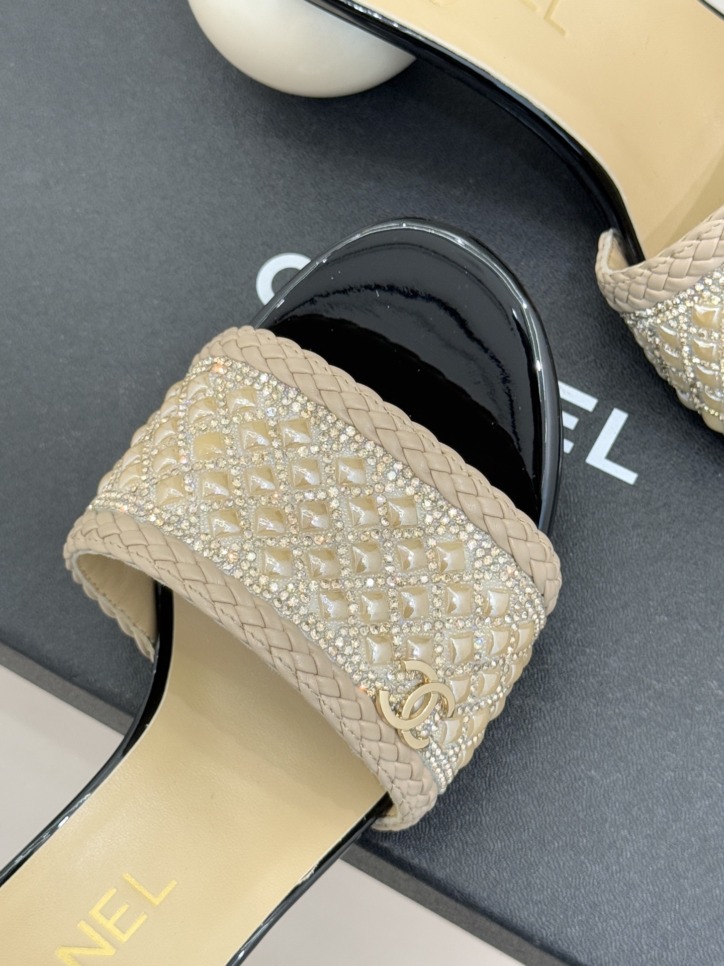 CHANE*｜小香经典双C水钻珍珠巨型珍珠跟拖鞋春夏高光之作将珠宝工艺融于鞋履。满钻双C徽标缀以莹润珍珠