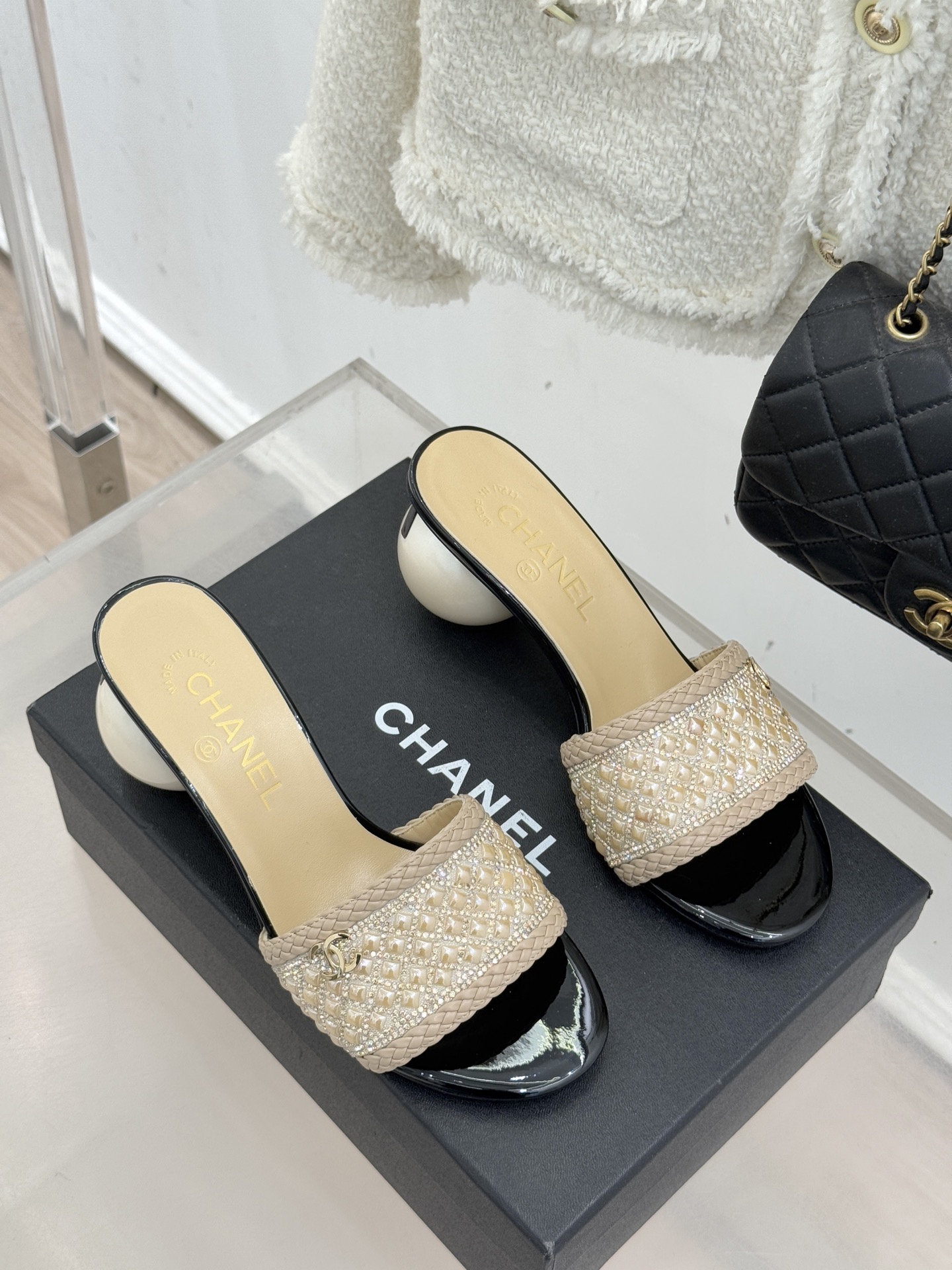 CHANE*｜小香经典双C水钻珍珠巨型珍珠跟拖鞋春夏高光之作将珠宝工艺融于鞋履。满钻双C徽标缀以莹润珍珠