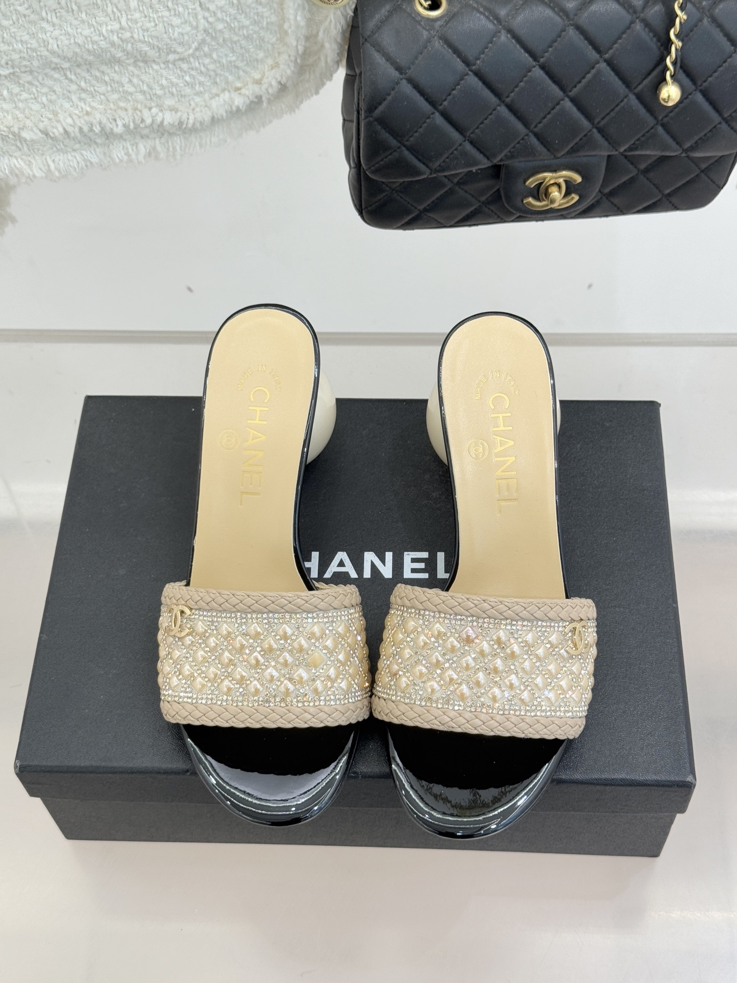 CHANE*｜小香经典双C水钻珍珠巨型珍珠跟拖鞋春夏高光之作将珠宝工艺融于鞋履。满钻双C徽标缀以莹润珍珠